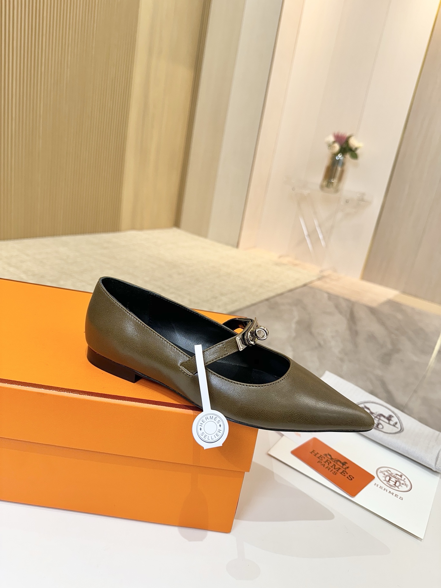 NO:258723,Hermes, leather top version!  Original development: Upper soft sheepskin, sheepskin, inner footbed, mixed-bred sheepskin, outsole, Italian leather outsole, size 34-43 notes 34 41 42 43 custom-made, no return and exchange, packaging configuration original packaging!  Leather bottom top version!  Original development: Upper soft sheepskin, sheepskin, inner footbed, mixed-bred sheepskin, outsole, Italian leather outsole, size 34-43 notes 34 41 42 43 custom-made, no return and exchange, packaging configuration original packaging!  , single shoes, hermes, hermes, sheepskin, sheep, Leather soles19860909爱马仕Hermes,真皮大底 顶级版本！原版开发 鞋面植柔羊皮 羊猄皮 内里垫脚 混种羊皮 大底意大利真皮大底  码数34-43注 34 41 42 43 码定做 不退换 包装配置原版包装！真皮大底 顶级版本！原版开发 鞋面植柔羊皮 羊猄皮 内里垫脚 混种羊皮 大底意大利真皮大底  码数34-43注 34 41 42 43 码定做 不退换 包装配置原版包装！,单鞋,hermes,hermes,sheepskin,sheep,Leather soles,Women's Shoes