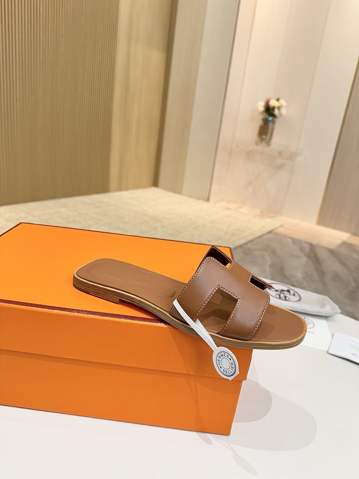 NO:258710,Hermes, leather top version!  Original development, cowhide upper, inner foot pad, sheepskin, outsole, Italian leather, outsole, size 34-43, note 34 41 42 43, custom-made, no return and exchange, packaging configuration, original packaging!  ,slippers,hermes,hermes,slippers,cowhide,sheepskin,Leather soles19860909爱马仕Hermes,真皮大底 顶级版本！原版开发 鞋面牛皮 内里垫脚 羊皮 大底意大利真皮大底  码数34-43注 34 41 42 43 码定做 不退换 包装配置原版包装！,拖鞋,hermes,hermes,slippers,cowhide,sheepskin,Leather soles,Women's Shoes