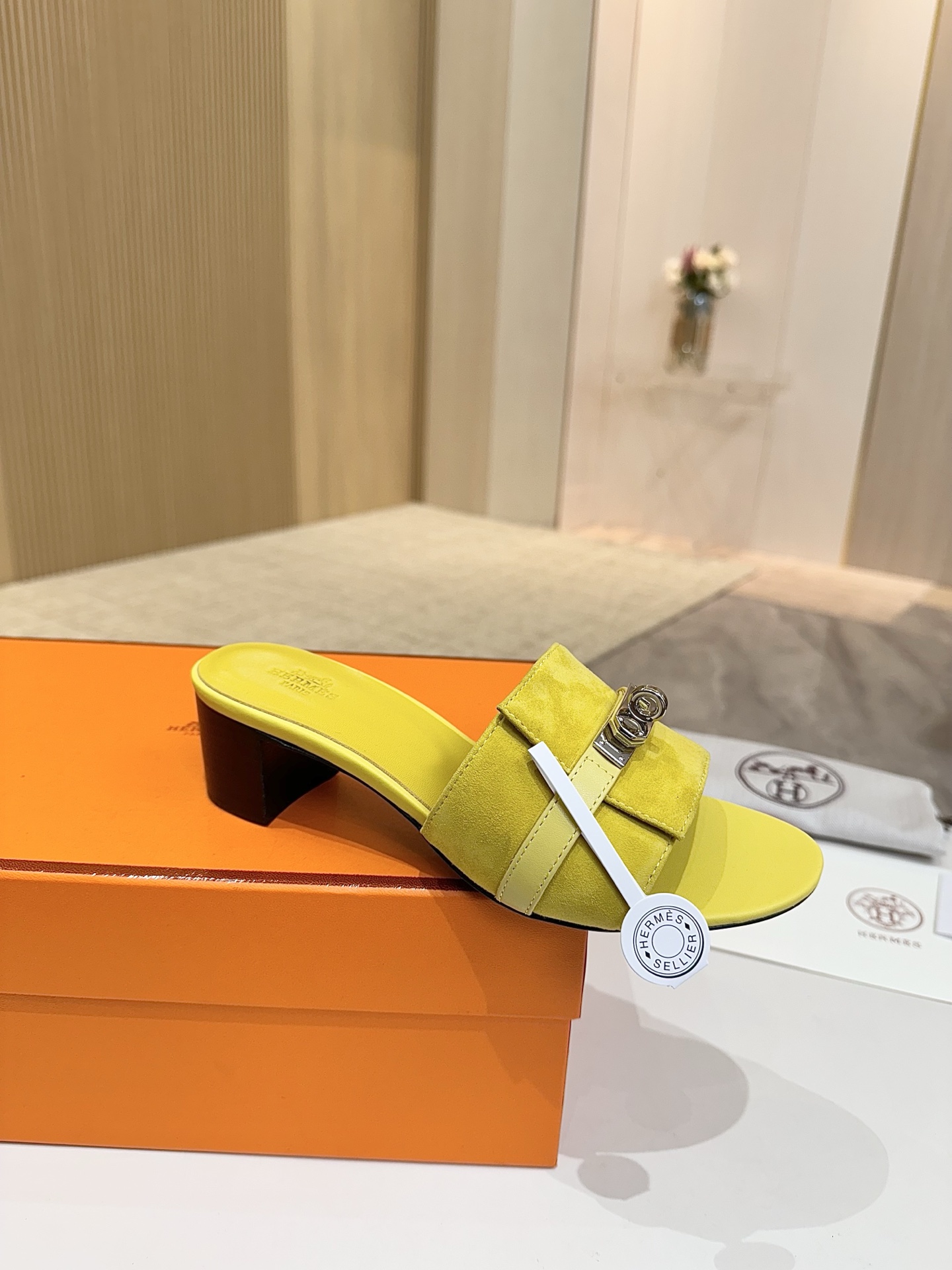 NO:260443,Hermes, leather top version!  Original development, upper sheep slim leather, inner foot pad, sheep skin, outsole, Italian leather outsole, heel height 4.5cm, size 34-43 note 34 41 42 43 custom-made, no return and exchange, packaging configuration original packaging!  :,slippers,hermes,hermes,slippers,cowhide,sheepskin,sheep,Leather soles19860909爱马仕Hermes,真皮大底 顶级版本！原版开发 鞋面羊猄牛皮 内里垫脚 羊皮 大底意大利真皮大底  跟高4.5cm 码数34-43注 34 41 42 43 码定做 不退换 包装配置原版包装！ :,拖鞋,hermes,hermes,slippers,cowhide,sheepskin,sheep,Leather soles,Women's Shoes