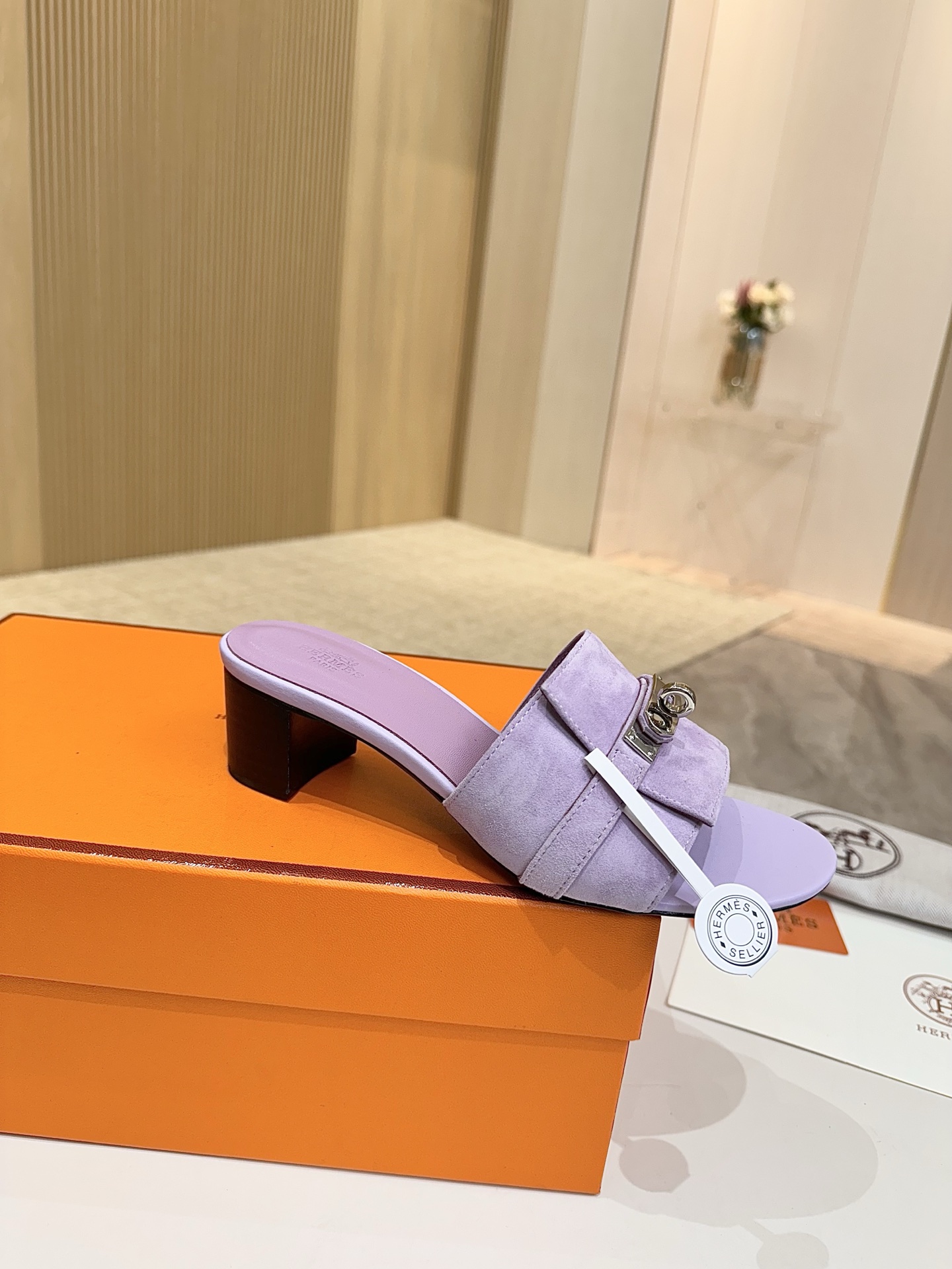 NO:223570,Hermes, leather top version!  Original development, upper sheep slim leather, inner foot pad, sheep skin, outsole, Italian leather outsole, heel height 4.5cm, size 34-43 note 34 41 42 43 custom-made, no return and exchange, packaging configuration original packaging!  ,slippers,hermes,hermes,slippers,cowhide,sheepskin,sheep,Leather soles19860909爱马仕Hermes,真皮大底 顶级版本！原版开发 鞋面羊猄牛皮 内里垫脚 羊皮 大底意大利真皮大底  跟高4.5cm 码数34-43注 34 41 42 43 码定做 不退换 包装配置原版包装！,拖鞋,hermes,hermes,slippers,cowhide,sheepskin,sheep,Leather soles,Women's Shoes