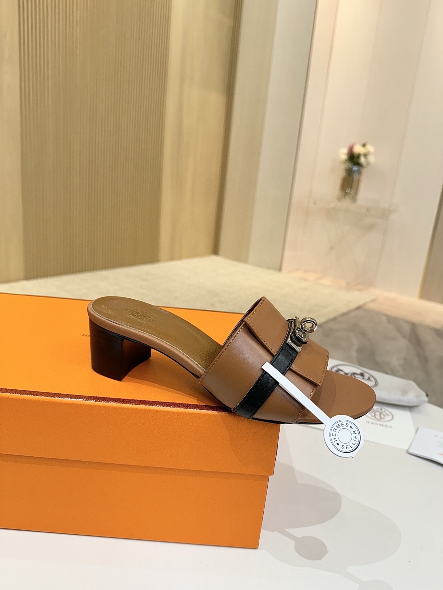 NO:223576,Hermes, leather top version!  Original development, upper sheep slim leather, inner foot pad, sheep skin, outsole, Italian leather outsole, heel height 4.5cm, size 34-43 note 34 41 42 43 custom-made, no return and exchange, packaging configuration original packaging!  ,slippers,hermes,hermes,slippers,cowhide,sheepskin,sheep,Leather soles19860909爱马仕Hermes,真皮大底 顶级版本！原版开发 鞋面羊猄牛皮 内里垫脚 羊皮 大底意大利真皮大底  跟高4.5cm 码数34-43注 34 41 42 43 码定做 不退换 包装配置原版包装！,拖鞋,hermes,hermes,slippers,cowhide,sheepskin,sheep,Leather soles,Women's Shoes