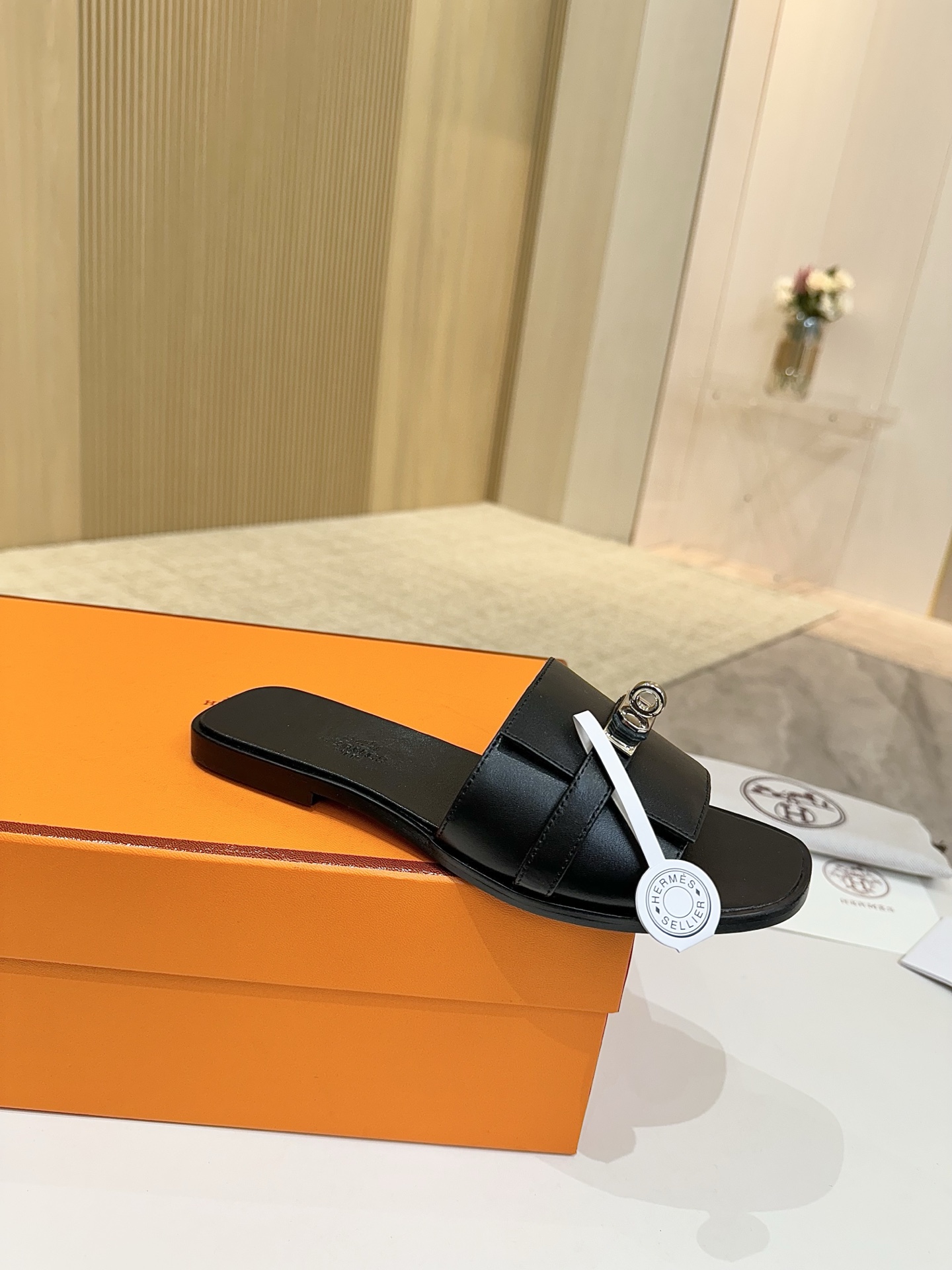 NO:223580,Hermes, leather top version!  Original development, cowhide upper, inner foot pad, sheepskin, outsole, Italian leather, outsole, size 34-43, note 34 41 42 43, custom-made, no return and exchange, packaging configuration, original packaging!  ,slippers,hermes,hermes,slippers,cowhide,sheepskin,Leather soles19860909爱马仕Hermes,真皮大底 顶级版本！原版开发 鞋面牛皮 内里垫脚 羊皮 大底意大利真皮大底  码数34-43注 34 41 42 43 码定做 不退换 包装配置原版包装！,拖鞋,hermes,hermes,slippers,cowhide,sheepskin,Leather soles,Women's Shoes