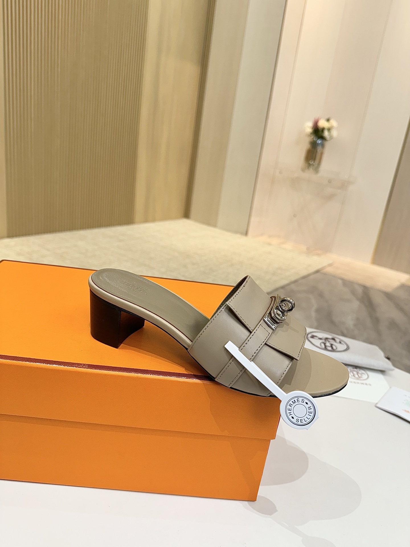 NO:223582,Hermes, leather top version!  Original development, upper sheep slim leather, inner foot pad, sheep skin, outsole, Italian leather outsole, heel height 4.5cm, size 34-43 note 34 41 42 43 custom-made, no return and exchange, packaging configuration original packaging!  ,slippers,hermes,hermes,slippers,cowhide,sheepskin,sheep,Leather soles19860909爱马仕Hermes,真皮大底 顶级版本！原版开发 鞋面羊猄牛皮 内里垫脚 羊皮 大底意大利真皮大底  跟高4.5cm 码数34-43注 34 41 42 43 码定做 不退换 包装配置原版包装！,拖鞋,hermes,hermes,slippers,cowhide,sheepskin,sheep,Leather soles,Women's Shoes