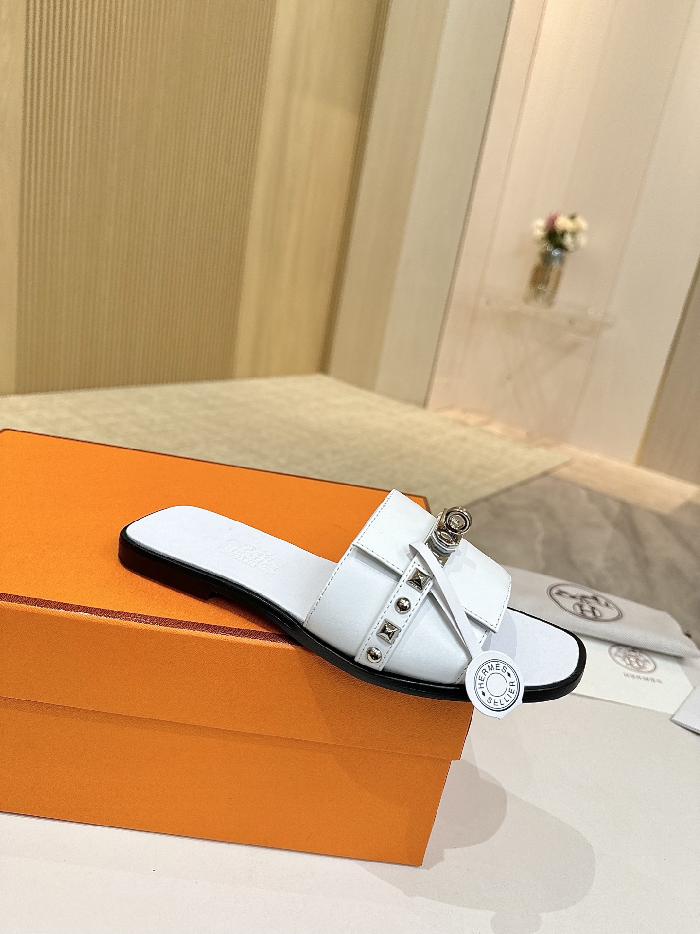 NO:223478,Hermes, leather top version!  Original development, cowhide upper, inner foot pad, sheepskin, outsole, Italian leather, outsole, size 34-43, note 34 41 42 43, custom-made, no return and exchange, packaging configuration, original packaging!  ,slippers,hermes,hermes,slippers,cowhide,sheepskin,Leather soles19860909爱马仕Hermes,真皮大底 顶级版本！原版开发 鞋面牛皮 内里垫脚 羊皮 大底意大利真皮大底  码数34-43注 34 41 42 43 码定做 不退换 包装配置原版包装！,拖鞋,hermes,hermes,slippers,cowhide,sheepskin,Leather soles,Women's Shoes