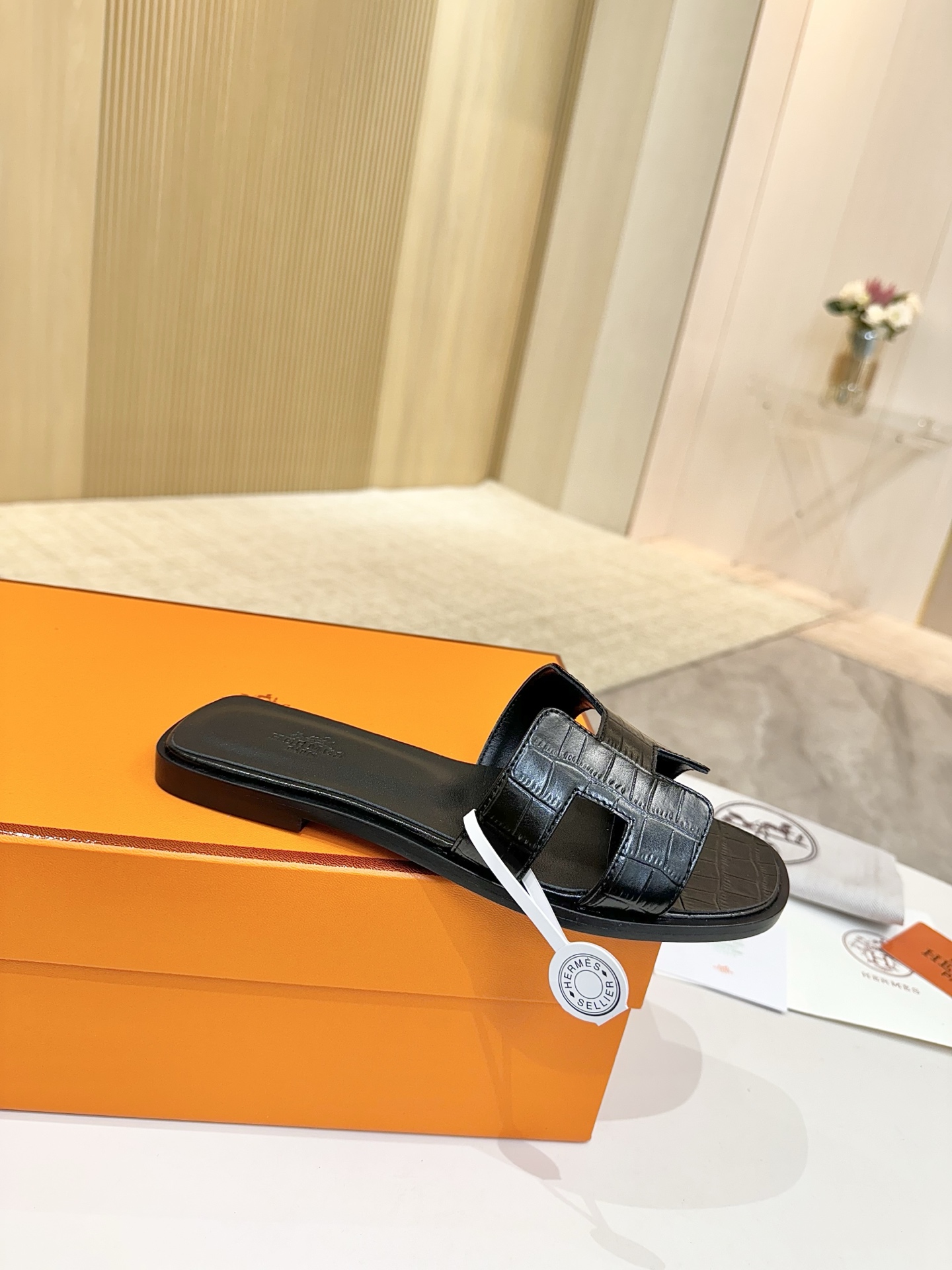 NO:245540,Hermes, leather top version!  Original development, crocodile pattern cowhide upper, inner foot pad, sheepskin, outsole, Italian leather outsole, size 34-43 notes 34 41 42 43 custom-made, no return and exchange, packaging configuration original packaging!  ,slippers,hermes,hermes,slippers,cowhide,sheepskin,Leather soles19860909爱马仕Hermes,真皮大底 顶级版本！原版开发 鞋面鳄鱼纹牛皮 内里垫脚 羊皮 大底意大利真皮大底  码数34-43注 34 41 42 43 码定做 不退换 包装配置原版包装！,拖鞋,hermes,hermes,slippers,cowhide,sheepskin,Leather soles,Women's Shoes