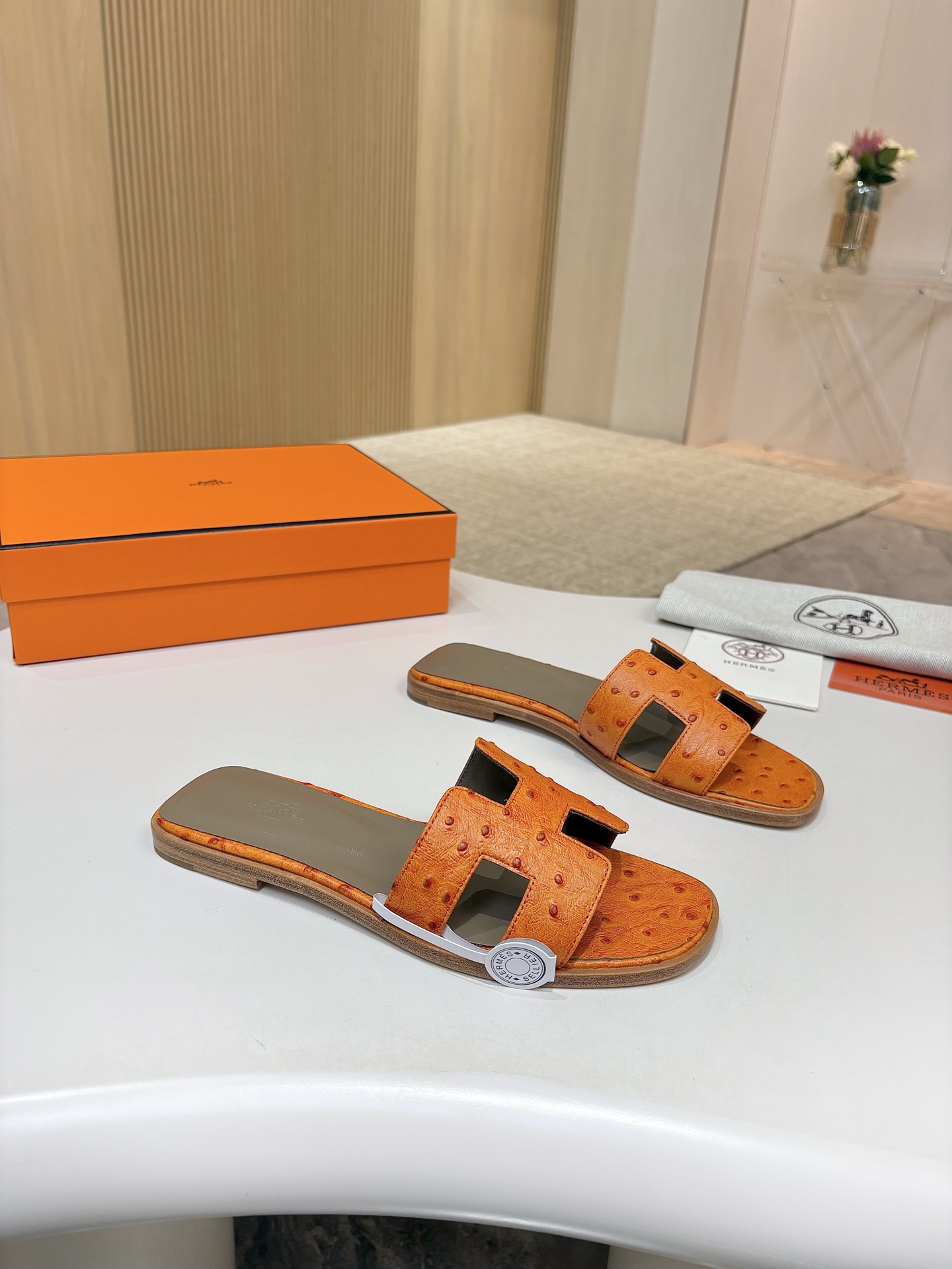 NO:390993,Hermes, leather top version!  Original development, ostrich leather upper, inner foot pad, sheepskin, outsole, Italian leather outsole, size 34-43 notes 34 41 42 43 custom-made, no return and exchange, packaging configuration, original packaging!  ,slippers,hermes,hermes,slippers,sheepskin,ostrich skin,Leather soles19860909爱马仕Hermes,真皮大底 顶级版本！原版开发 鞋面鸵鸟皮 内里垫脚 羊皮 大底意大利真皮大底  码数34-43注 34 41 42 43 码定做 不退换 包装配置原版包装！,拖鞋,hermes,hermes,slippers,sheepskin,ostrich skin,Leather soles,Women's Shoes