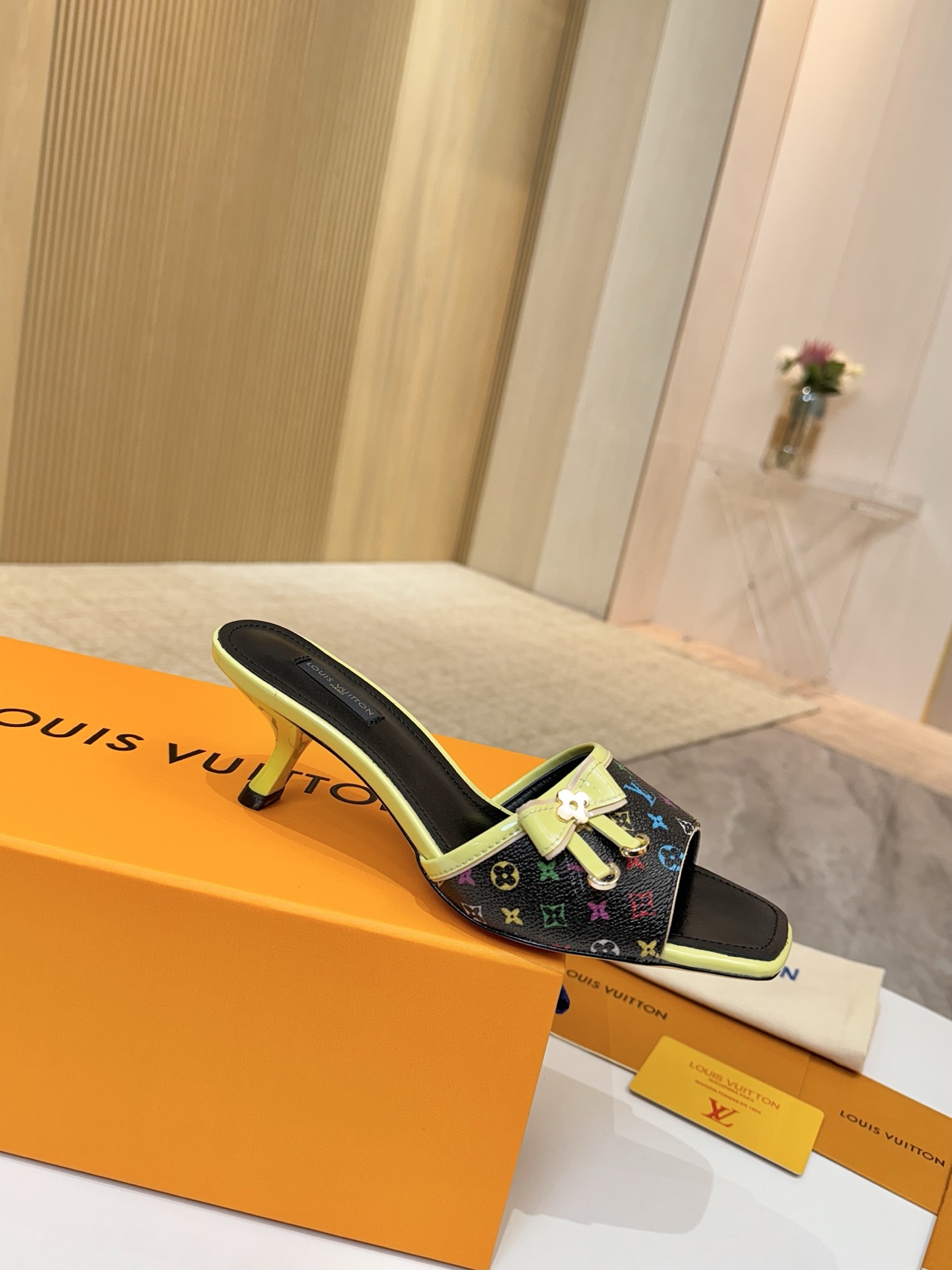 NO:390989,Spot new color fabrics, cowhide + special leather materials for counters, long-term products, inner, sheepskin, footbed, sheepskin, heel height 6cm, outsole, genuine leather outsole, size 34-42 34 41 42 Custom made, high heels, slippers, cowhide, sheepskin, Leather soles19860909现货新色面料 牛皮＋专柜专用皮料 长期做货 内里 羊皮 垫脚 羊皮 跟高 6cm 大底 真皮大底 码数34-42 34 41 42 订做,高跟鞋拖鞋,high heels,slippers,cowhide,sheepskin,Leather soles,Women's Shoes