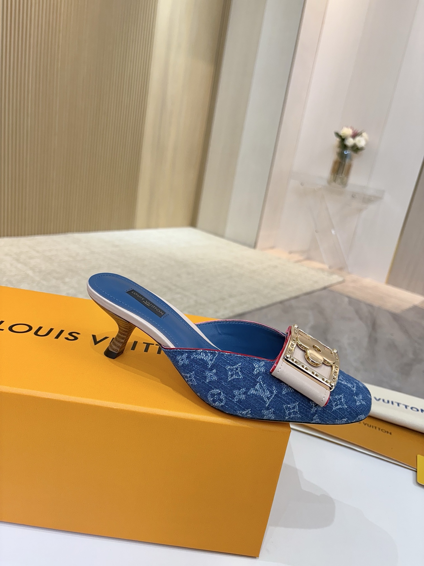 NO:391005,Top version Fabric Cowhide + special leather for counter Long-term goods Inner Sheepskin Fighting pad Sheepskin Heel height 6cm Outsole Genuine leather outsole Size 34-42 34 41 42 Custom made, high heels, slippers, cowhide, sheepskin, Leather soles19860909顶级版 面料 牛皮＋专柜专用皮料 长期做货 内里 羊皮 垫脚 羊皮 跟高 6cm 大底 真皮大底 码数34-42 34 41 42 订做,高跟鞋拖鞋,high heels,slippers,cowhide,sheepskin,Leather soles,Women's Shoes