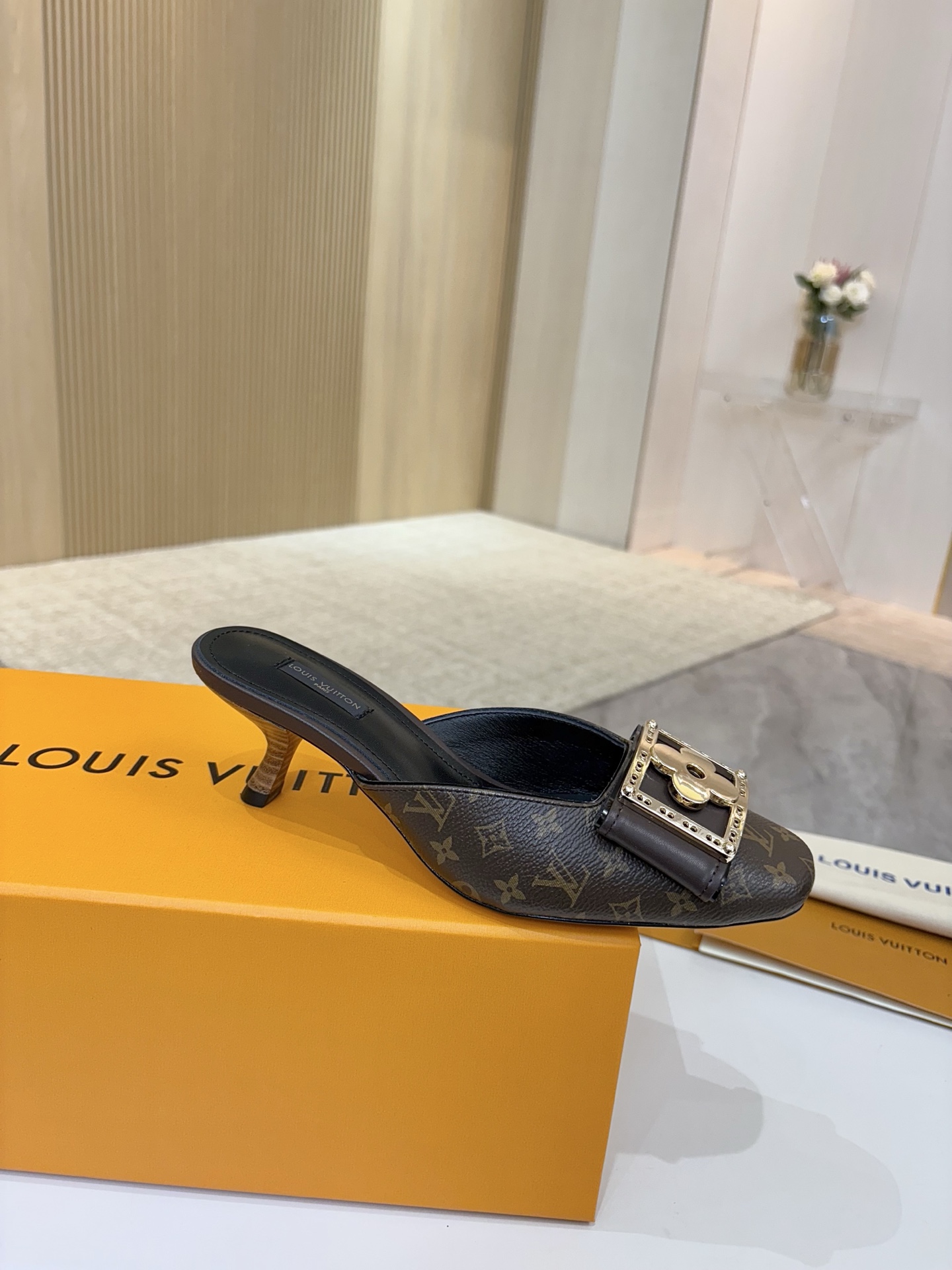 NO:390944,Top-level fabrics, cowhide + special leather materials for counters, long-term products, inner, sheepskin, footbed, sheepskin, heel height 6cm, outsole, genuine leather outsole, size 34-42 34 41 42 Custom made, high heels, slippers, cowhide, sheepskin, Leather soles19860909顶级版本面料 牛皮＋专柜专用皮料 长期做货 内里 羊皮 垫脚 羊皮 跟高 6cm 大底 真皮大底 码数34-42 34 41 42 订做,高跟鞋拖鞋,high heels,slippers,cowhide,sheepskin,Leather soles,Women's Shoes