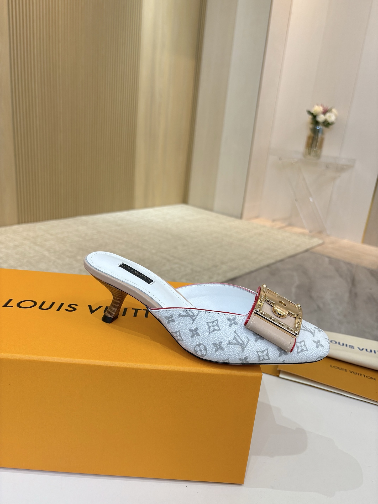 NO:390952,Top-level fabrics, cowhide + special leather materials for counters, long-term products, inner, sheepskin, footbed, sheepskin, heel height 6cm, outsole, genuine leather outsole, size 34-42 34 41 42 Custom made, high heels, slippers, cowhide, sheepskin, Leather soles19860909顶级版面料 牛皮＋专柜专用皮料 长期做货 内里 羊皮 垫脚 羊皮 跟高 6cm 大底 真皮大底 码数34-42 34 41 42 订做,高跟鞋拖鞋,high heels,slippers,cowhide,sheepskin,Leather soles,Women's Shoes