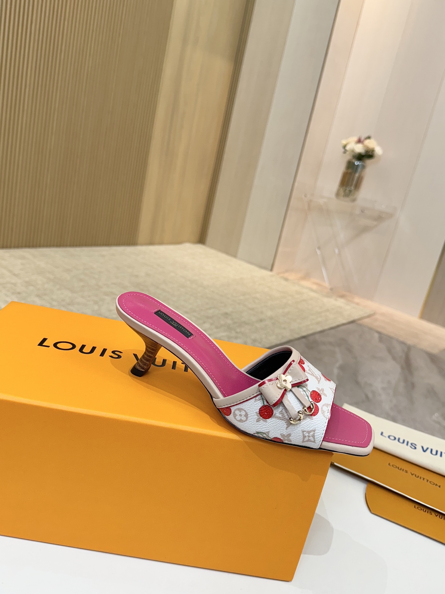 NO:424197,New color fabric cowhide + special leather for counter Long-term goods Inner sheepskin footbed sheepskin heel height 6cm outsole genuine leather outsole size 34-42 34 41 42 Custom made, slippers sandals, sandals, slippers, cowhide, sheepskin, Leather soles19860909新色面料 牛皮＋专柜专用皮料 长期做货 内里 羊皮 垫脚 羊皮 跟高 6cm 大底 真皮大底 码数34-42 34 41 42 订做,拖鞋凉鞋,sandals,slippers,cowhide,sheepskin,Leather soles,Women's Shoes