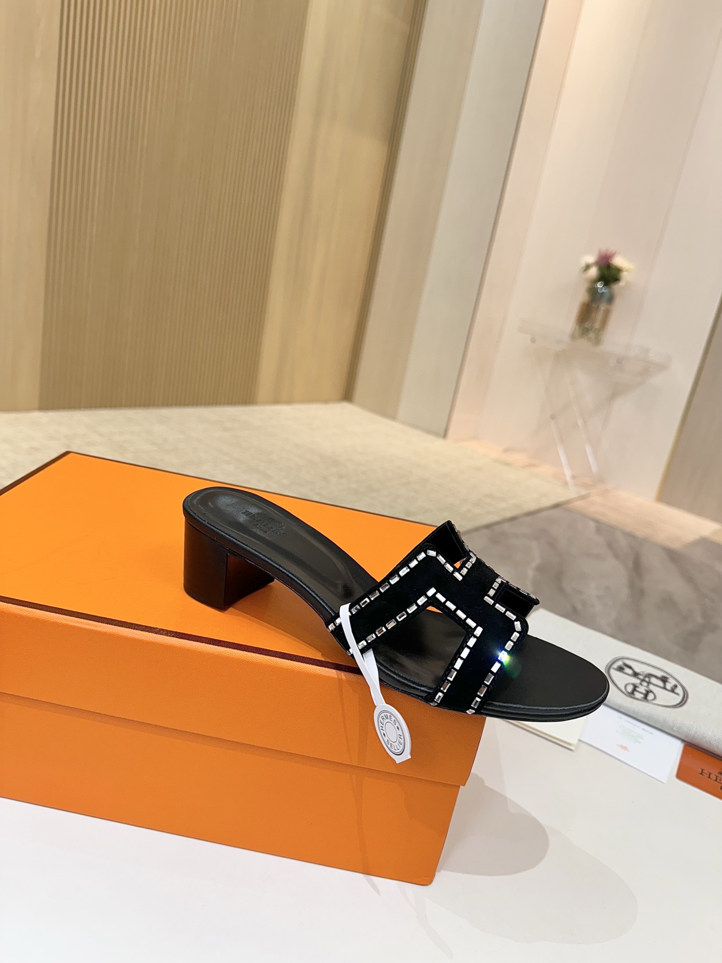 NO:424187,Hermes, leather top version!  Original development, upper sheep slim and diamonds, inner foot pads, sheepskin, outsole, Italian leather outsole, size 34-43 notes 34 41 42 43 custom-made, no return and exchange, packaging configuration original packaging!  ,slippers,hermes,hermes,slippers,sheepskin,sheep,Leather soles19860909爱马仕Hermes,真皮大底 顶级版本！原版开发 鞋面羊猄皮烫钻 内里垫脚 羊皮 大底意大利真皮大底  码数34-43注 34 41 42 43 码定做 不退换 包装配置原版包装！,拖鞋,hermes,hermes,slippers,sheepskin,sheep,Leather soles,Women's Shoes