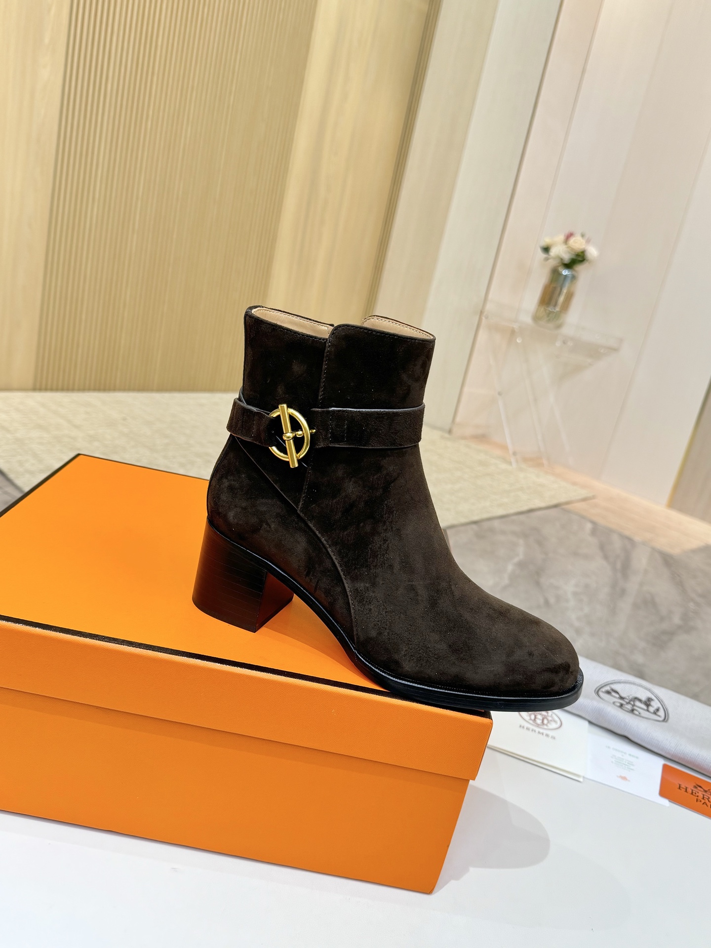 NO:478733,Hermes leather top version!  Original development, upper sheep zipper, inner cowhide, cowhide pad, outsole, Italian leather, outsole, size 34-42, note 34 41, custom-made, non-return, heel height 6cm, packaging configuration, original packaging!  Light colors will have some color difference between the actual objects due to lighting reasons. Don't mind taking them, boots, hermes, boots, cowhide, sheep, Leather soles19860909爱马仕 真皮大底顶级版本！原版开发 鞋面羊猄 内里牛皮里 牛皮垫 大底意大利真皮大底 码数34-42 注34 41 42码定做 不退换 跟高6cm 包装配置原版包装！ 浅色由于灯光原因与实物会有些色差 介意勿拿,靴子,hermes,boots,cowhide,sheep,Leather soles,Women's Shoes