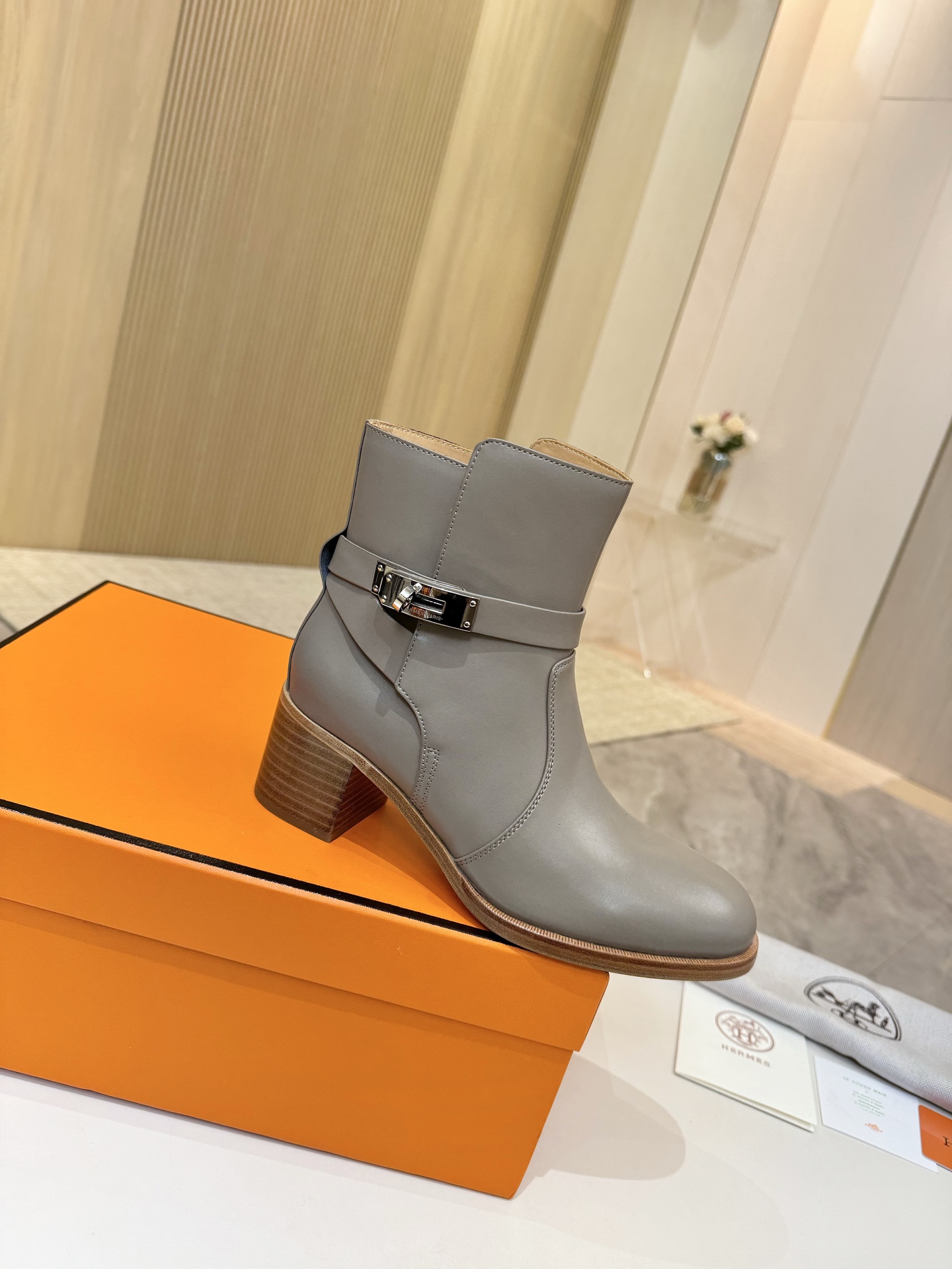 NO:478727,Hermes leather top version!  Original development, cowhide upper, cowhide inner, cowhide pad, outsole, Italian leather outsole, size 34-42, note 34 41, custom made in 42, no return or exchange, heel height 6cm, packaging configuration original packaging!  Light colors will have some color difference between the actual objects due to lighting reasons. Don't mind taking them, boots, hermes, boots, cowhide, Leather soles19860909爱马仕 真皮大底顶级版本！原版开发 鞋面牛皮 内里牛皮里 牛皮垫 大底意大利真皮大底 码数34-42 注34 41 42码定做 不退换 跟高6cm 包装配置原版包装！ 浅色由于灯光原因与实物会有些色差 介意勿拿,靴子,hermes,boots,cowhide,Leather soles,Women's Shoes