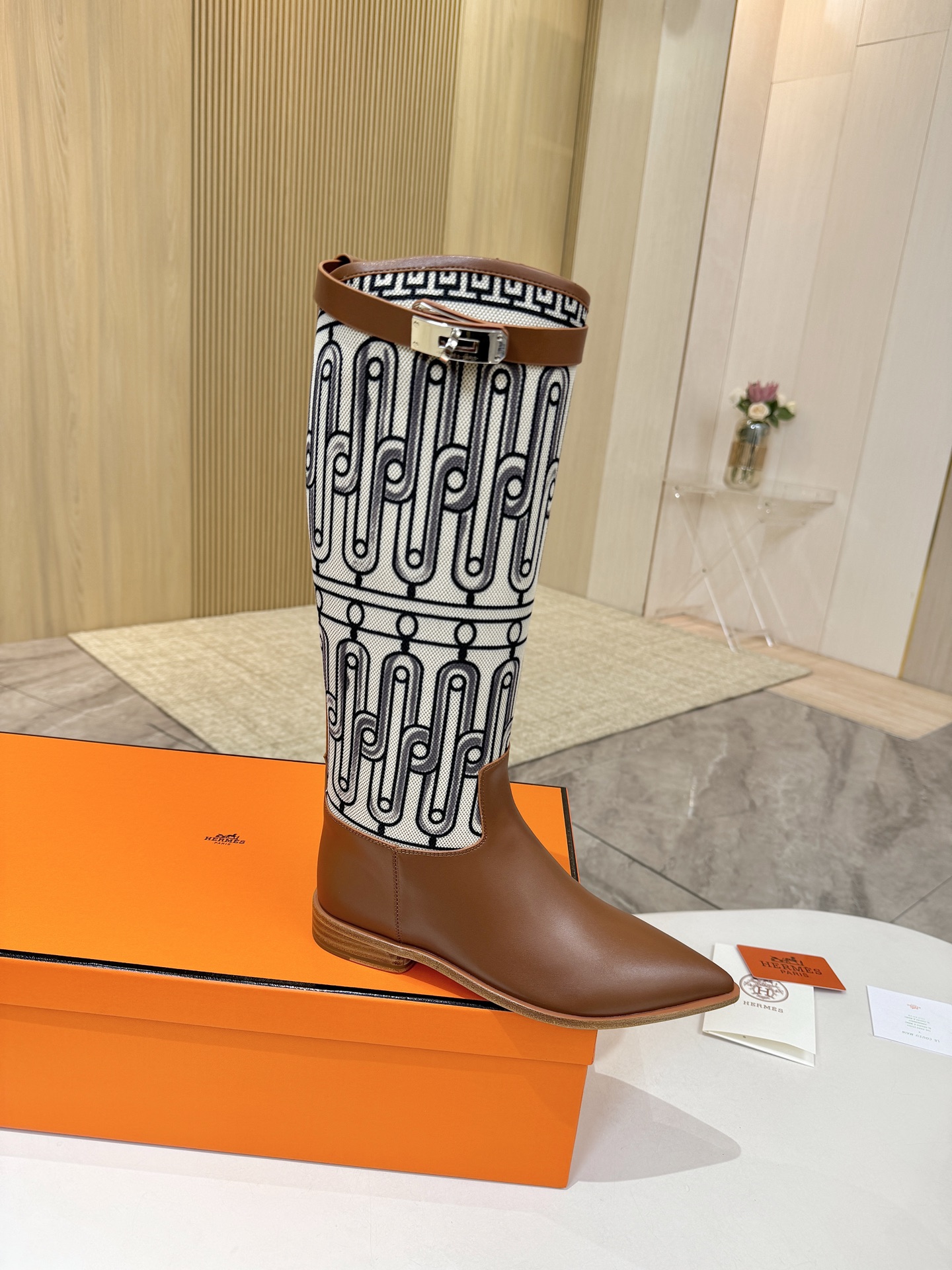 NO:957398,Hermès leather outsole top version!  Original development, upper calfskin, lining, cowhide lining, cowhide pad, outsole, Italian genuine leather outsole, size 35-42, note 41, size 42 customized, non-returnable, packaging configured with original packaging!  Please note that due to lighting reasons, there may be some color difference between the light color and the actual product. Do not take it if you mind, boots, hermes, boots, cowhide, Leather soles19860909爱马仕 真皮大底 顶级版本！原版开发 鞋面小牛皮 内里 牛皮里 牛皮垫 大底意大利真皮大底 码数35-42 注41 42码定做 不退换 包装配置原版包装！ 注意浅色由于灯光原因与实物会有些色差 介意勿拿,靴子,hermes,boots,cowhide,Leather soles,Women's Shoes