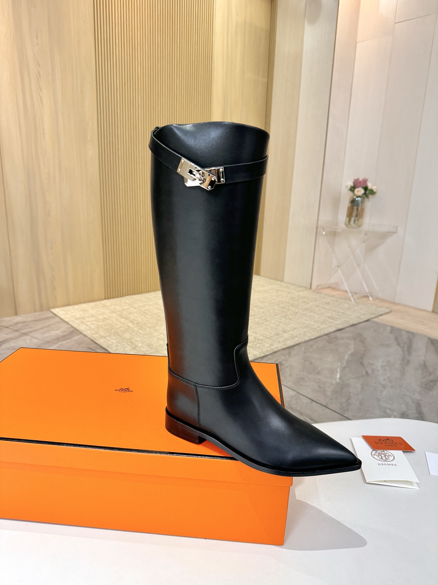 NO:957381,HERMES Hermès genuine leather outsole top version!  Original development, calfskin upper, cowhide lining, cowhide pad, Italian genuine leather outsole, size 35-42, note 41, size 42 customized, non-returnable, packaging configured with original packaging!  Pay attention to light-colored photography lighting + beauty. There will be a slight color difference between the picture and the actual product. Please do not take it if you mind, boots, hermes, hermes, boots, cowhide, Leather soles19860909HERMES爱马仕 真皮大底 顶级版本！原版开发 鞋面小牛皮 内里牛皮里 牛皮垫 大底意大利真皮大底 码数35-42 注41 42码定做 不退换 包装配置原版包装！ 注意浅色系拍照灯光＋美颜 图片与实物 会有点色差 介意勿拿,靴子,hermes,hermes,boots,cowhide,Leather soles,Women's Shoes