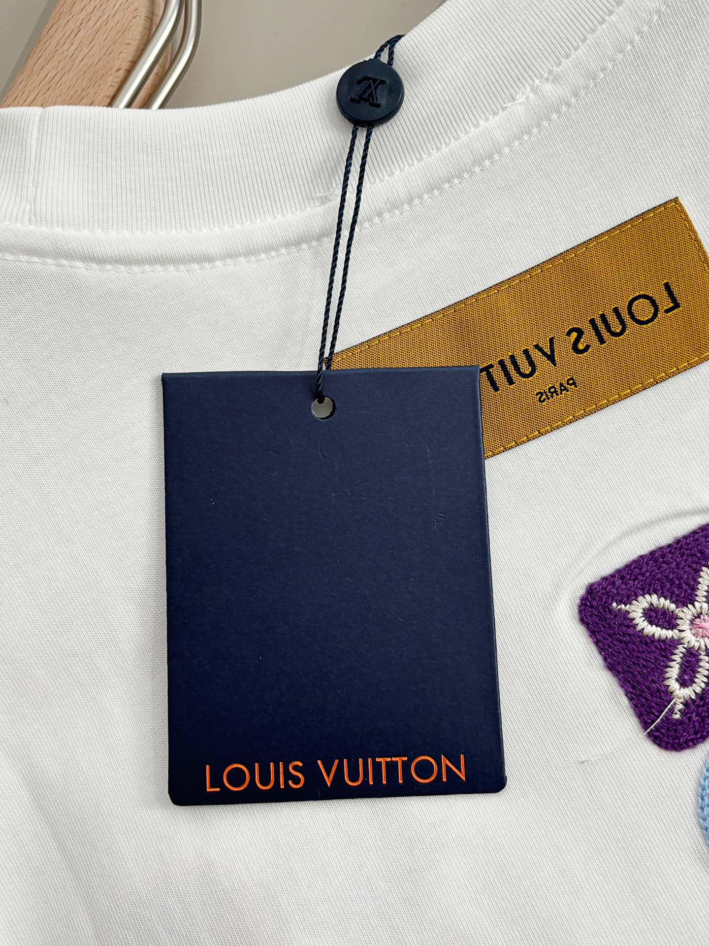 💰95 LOUIS VUITTON*
2꯭0꯭2꯭5春夏款上新 ❤️ 
原⌚️高版本 
驴家lv 面料采用270克高密度纯棉 不变形 不缩水 
工艺介绍： 走秀款  个性logo走线精密毛巾绣刺绣前后 男女同款
颜色： 白色
尺码：S-XXL