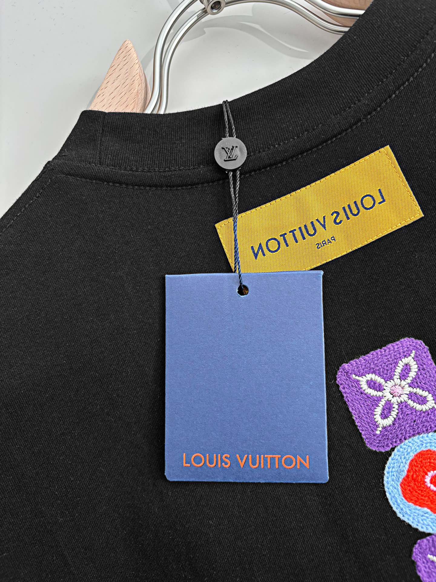 💰95 LOUIS VUITTON*
2꯭0꯭2꯭5春夏款上新 ❤️ 
原⌚️高版本 
驴家lv 面料采用270克高密度纯棉 不变形 不缩水 
工艺介绍： 走秀款  个性logo走线精密毛巾绣刺绣前后 男女同款
颜色： 黑色
尺码：S-XXL