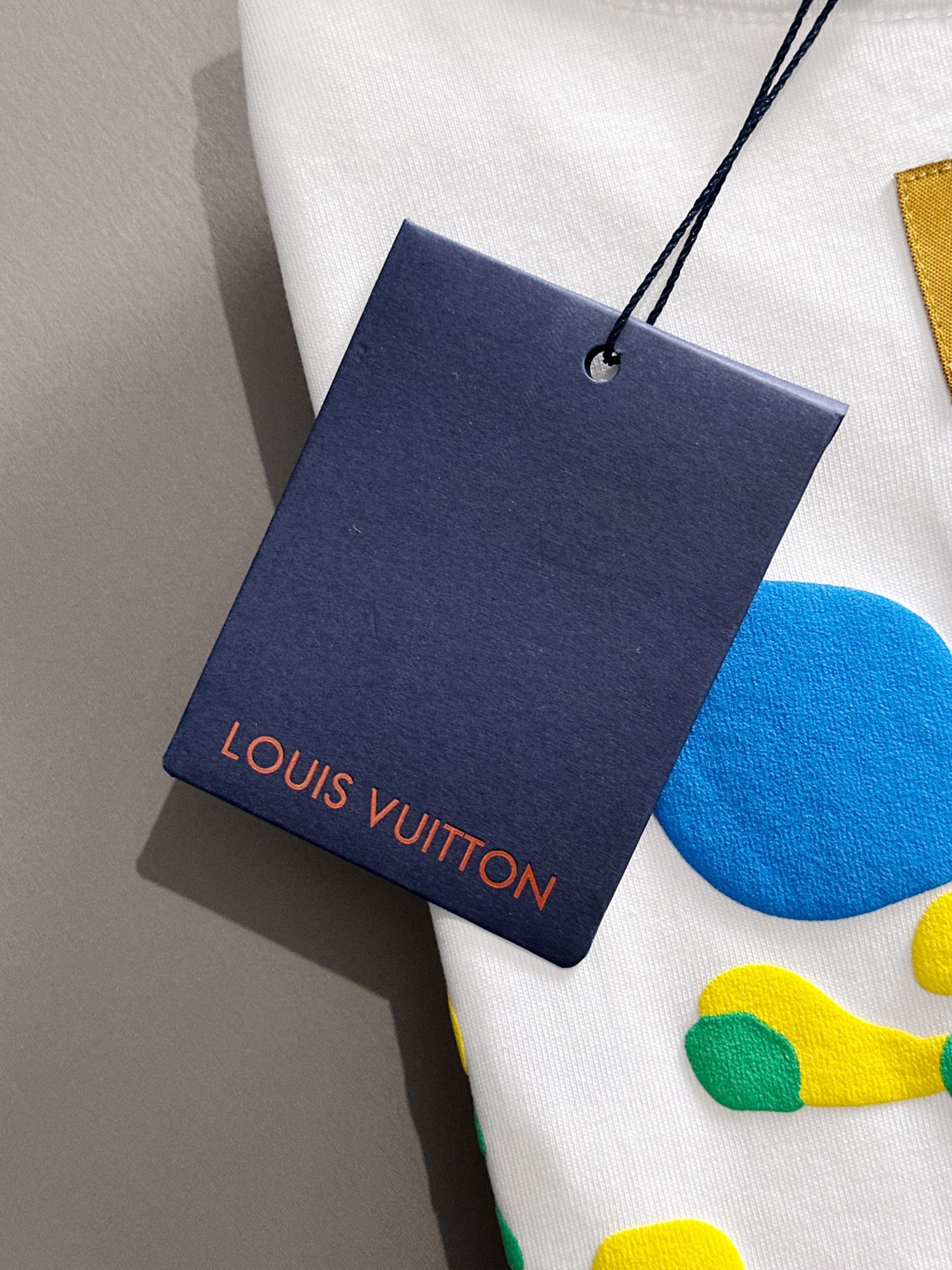 
💰95 LOUIS VUITTON*
2꯭0꯭2꯭5春夏款上新 
原⌚️高版本 
驴家lv 面料采用270克高密度纯棉 不变形 不缩水 
工艺介绍：双线走位  胸口彩色发泡印花+后背彩色发泡印花
颜色：白色  
SIZE：S-XXL