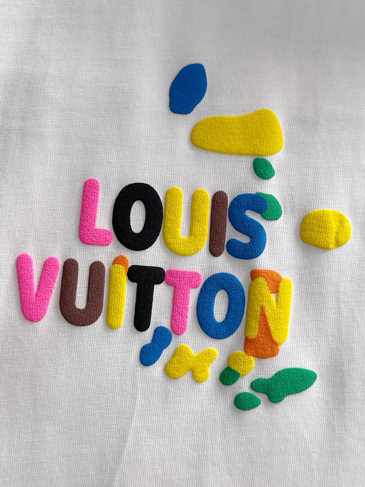 
💰95 LOUIS VUITTON*
2꯭0꯭2꯭5春夏款上新 
原⌚️高版本 
驴家lv 面料采用270克高密度纯棉 不变形 不缩水 
工艺介绍：双线走位  胸口彩色发泡印花+后背彩色发泡印花
颜色：白色  
SIZE：S-XXL