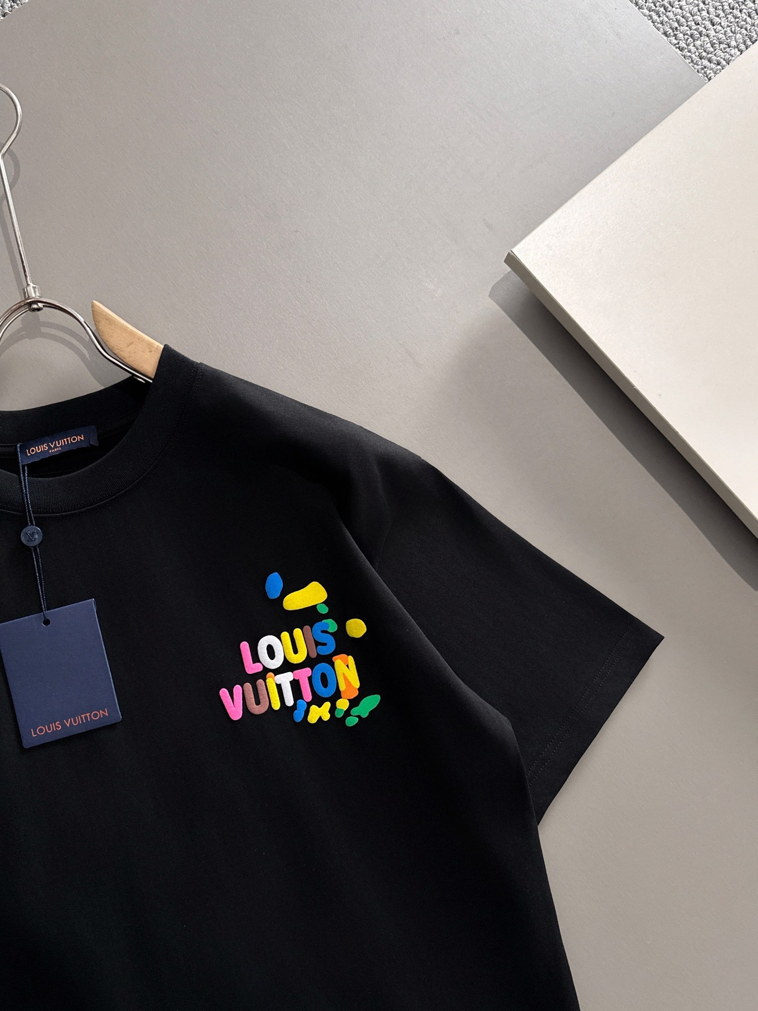 
💰95 LOUIS VUITTON*
2꯭0꯭2꯭5春夏款上新 
原⌚️高版本 
驴家lv 面料采用270克高密度纯棉 不变形 不缩水 
工艺介绍：双线走位  胸口彩色发泡印花+后背彩色发泡印花
颜色：黑色  
SIZE：S-XXL