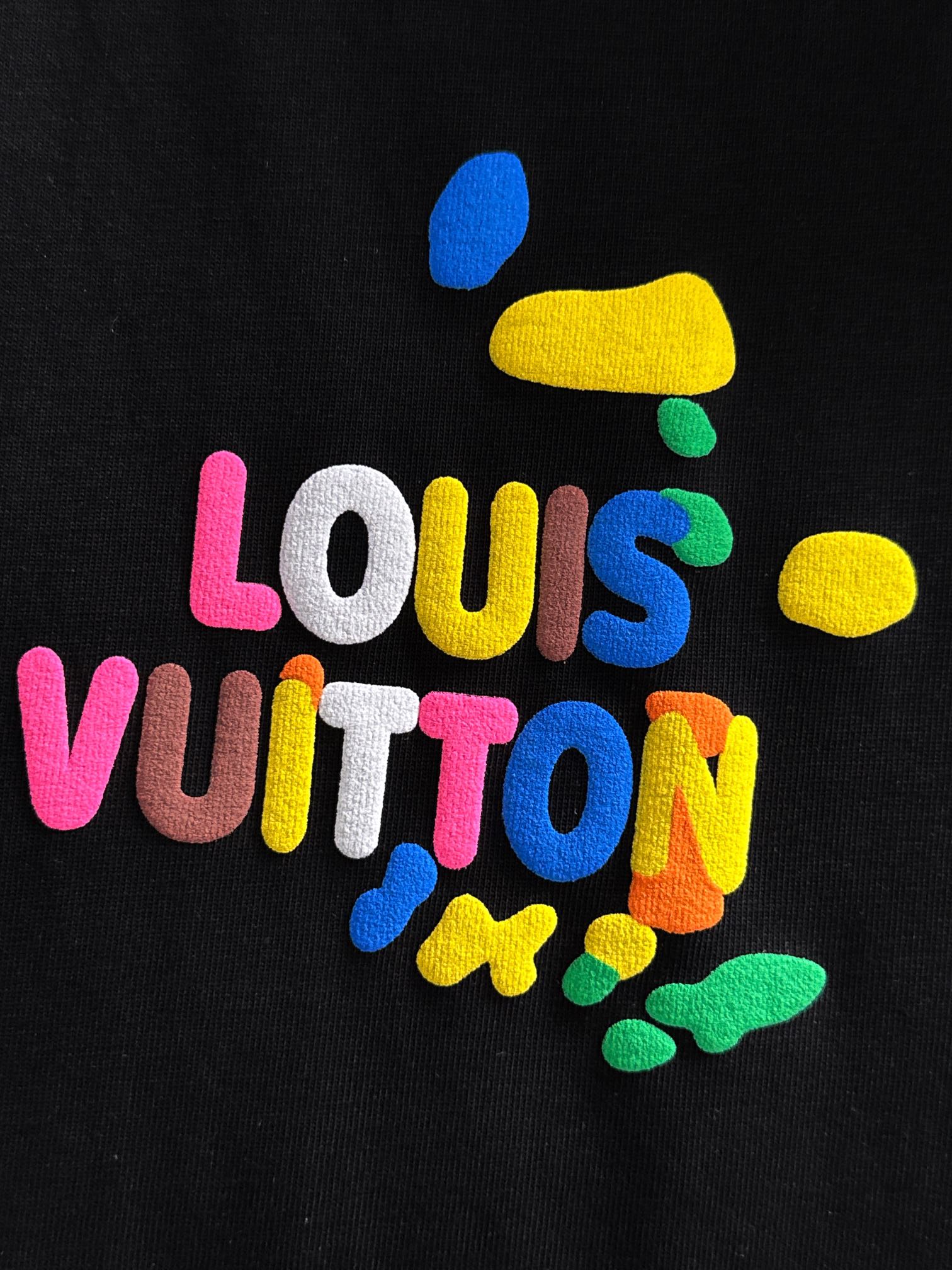 
💰95 LOUIS VUITTON*
2꯭0꯭2꯭5春夏款上新 
原⌚️高版本 
驴家lv 面料采用270克高密度纯棉 不变形 不缩水 
工艺介绍：双线走位  胸口彩色发泡印花+后背彩色发泡印花
颜色：黑色  
SIZE：S-XXL