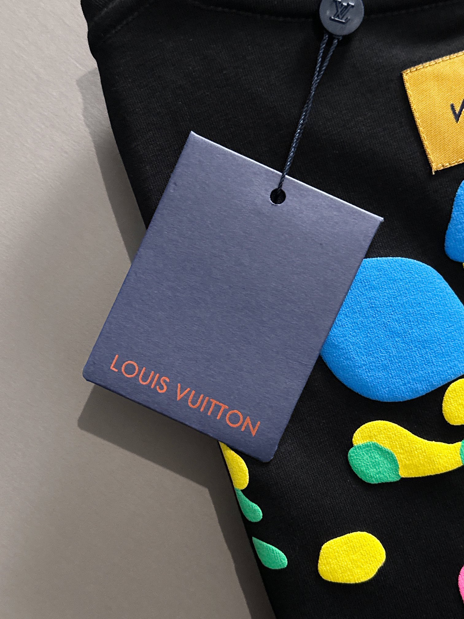 
💰95 LOUIS VUITTON*
2꯭0꯭2꯭5春夏款上新 
原⌚️高版本 
驴家lv 面料采用270克高密度纯棉 不变形 不缩水 
工艺介绍：双线走位  胸口彩色发泡印花+后背彩色发泡印花
颜色：黑色  
SIZE：S-XXL