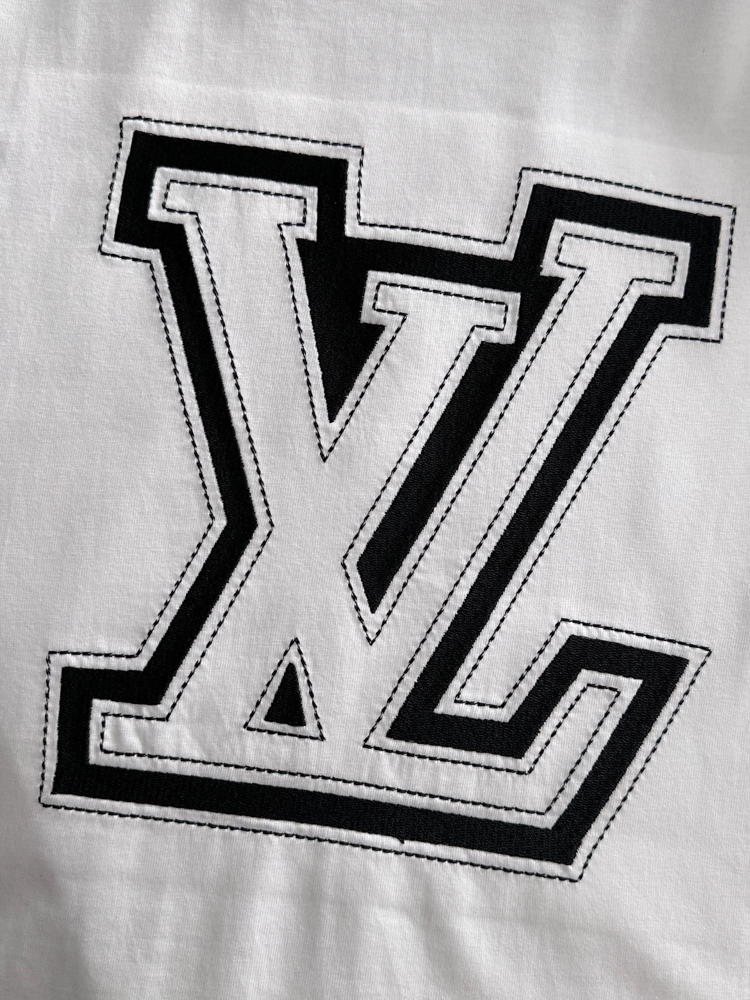  LOUIS VUITTON*
2꯭0꯭2꯭5春夏款上新 ❤️ 
原⌚️高版本 
驴家lv 面料采用27