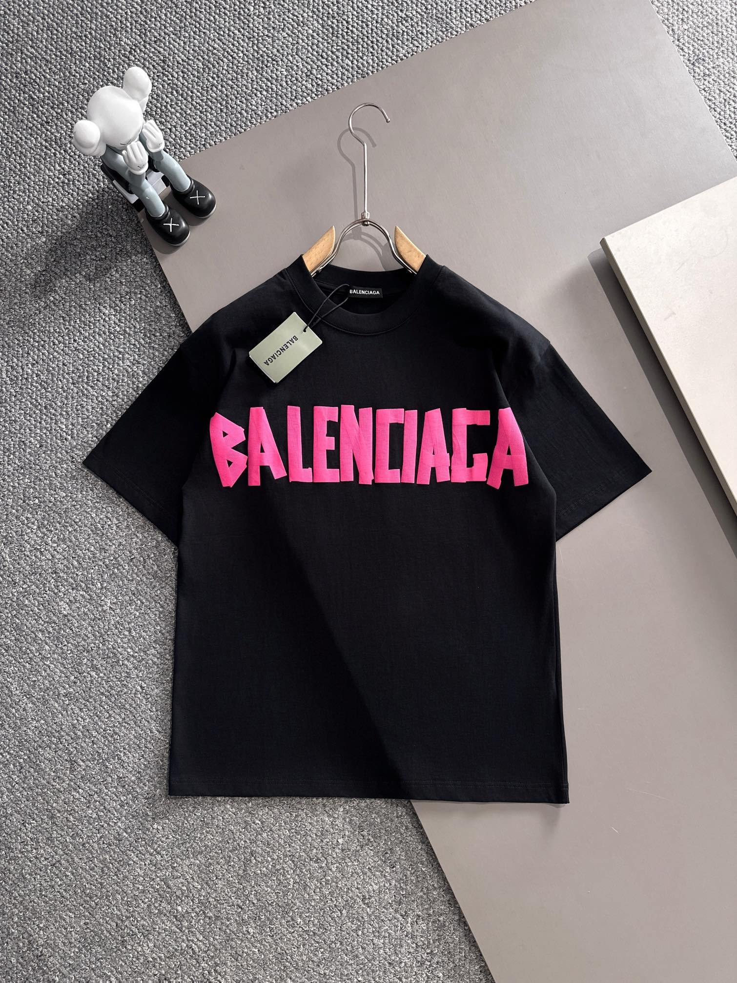 T-shirt Balenciaga Noir avec Logo Rose Fluo - Collection 2024 pour Hommes