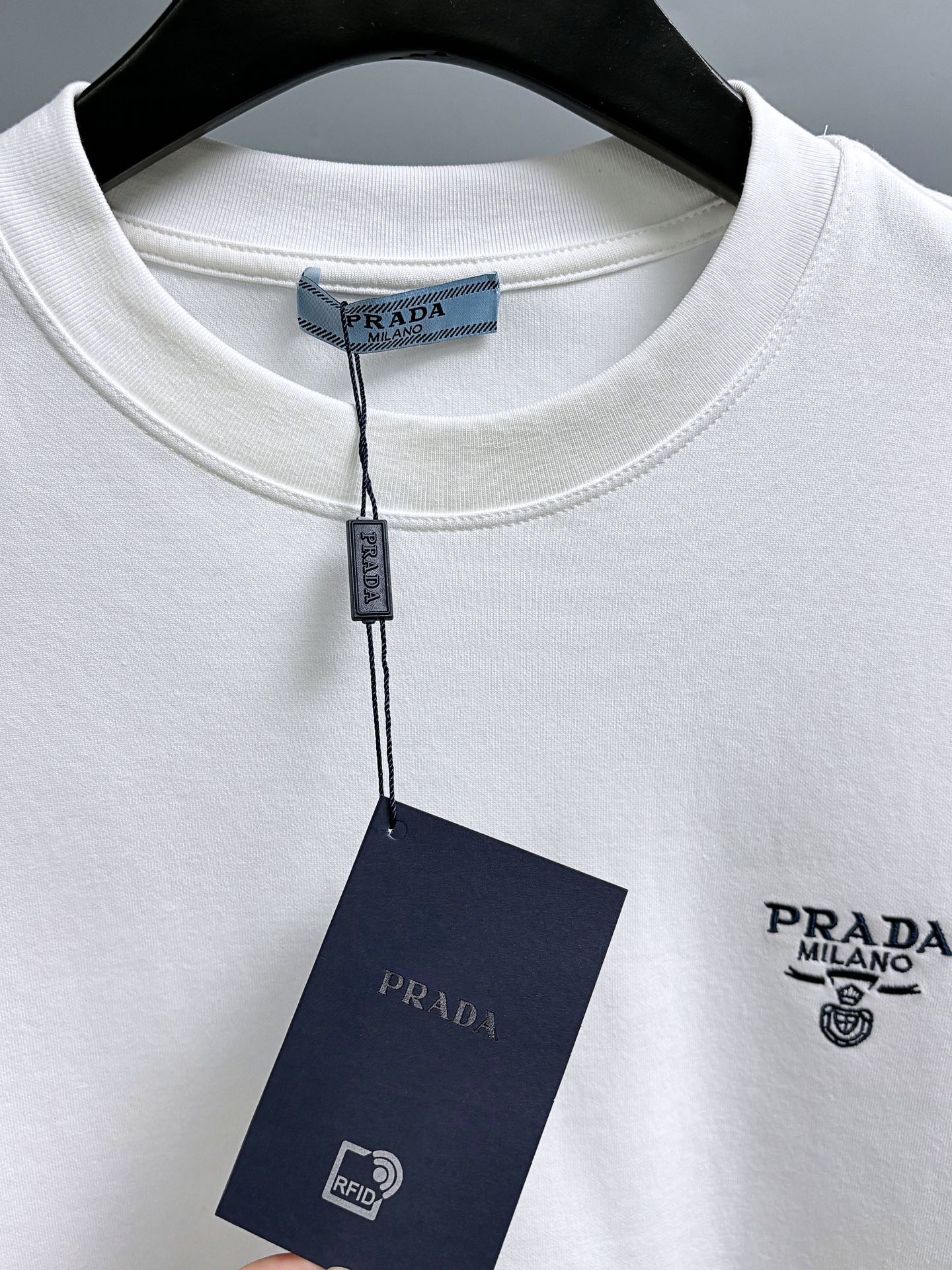 同图不同版，冲🐮货，随意对比 P210 PRADA*
2꯭0꯭2꯭5秋冬款上新 ❤️ 
原⌚️高版本 
普拉达 面料采用320克高密度莫代尔长绒棉 不变形 不缩水 
工艺介绍：双线走位 胸口prada采用进口万针精密梵文小刺绣🪡
颜色：白色
SIZE：M-3XL