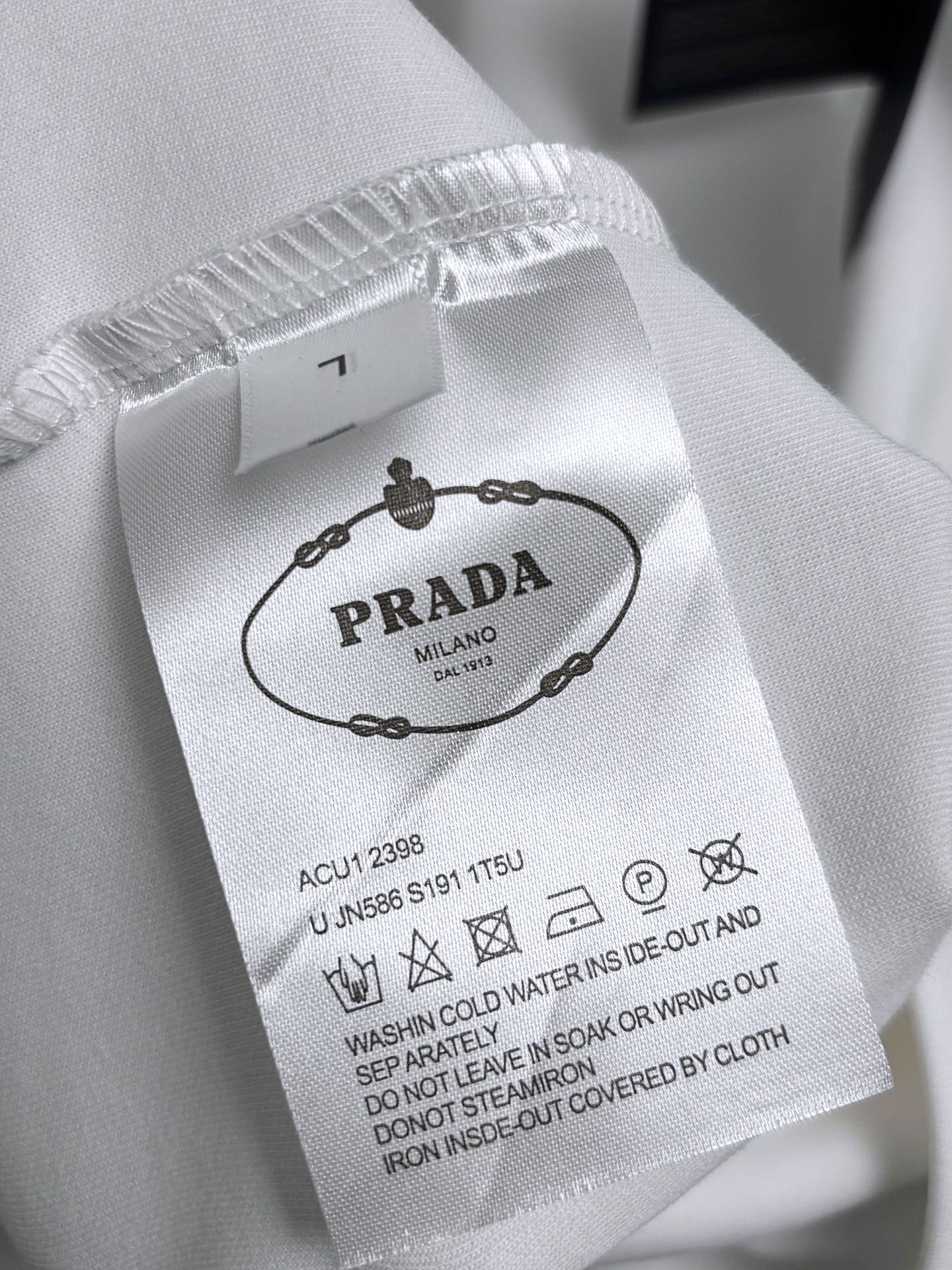 同图不同版，冲🐮货，随意对比 P210 PRADA*
2꯭0꯭2꯭5秋冬款上新 ❤️ 
原⌚️高版本 
普拉达 面料采用320克高密度莫代尔长绒棉 不变形 不缩水 
工艺介绍：双线走位 胸口prada采用进口万针精密梵文小刺绣🪡
颜色：白色
SIZE：M-3XL