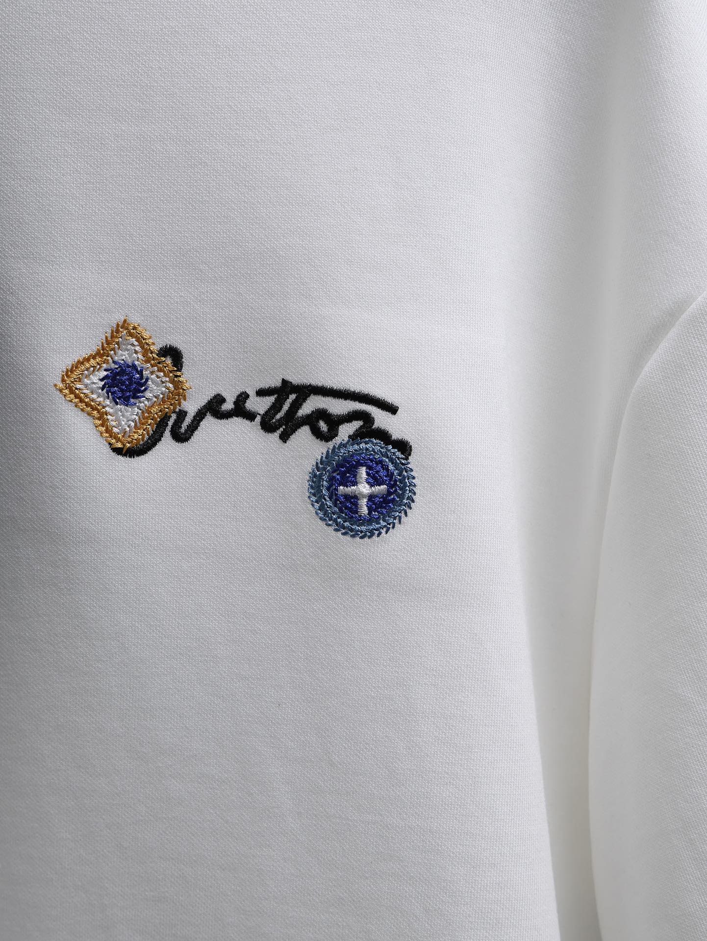 P80 LOUIS VUITTON*
2꯭0꯭2꯭5春夏款上新 ❤️ 
原⌚️高版本 
驴家lv 面料采用320克高密度纯棉 不变形 不缩水 
工艺介绍：双线走位  胸前采用进口绣花机刺绣绣＋后幅特种绣花
颜色：白色
SIZE：M-3XL