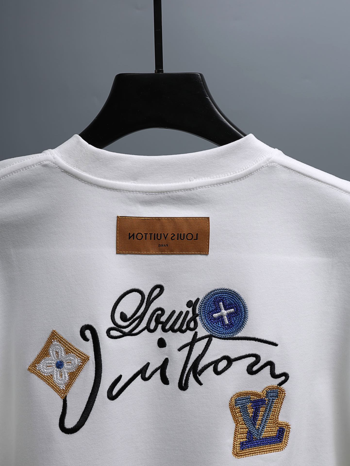 P80 LOUIS VUITTON*
2꯭0꯭2꯭5春夏款上新 ❤️ 
原⌚️高版本 
驴家lv 面料采用320克高密度纯棉 不变形 不缩水 
工艺介绍：双线走位  胸前采用进口绣花机刺绣绣＋后幅特种绣花
颜色：白色
SIZE：M-3XL