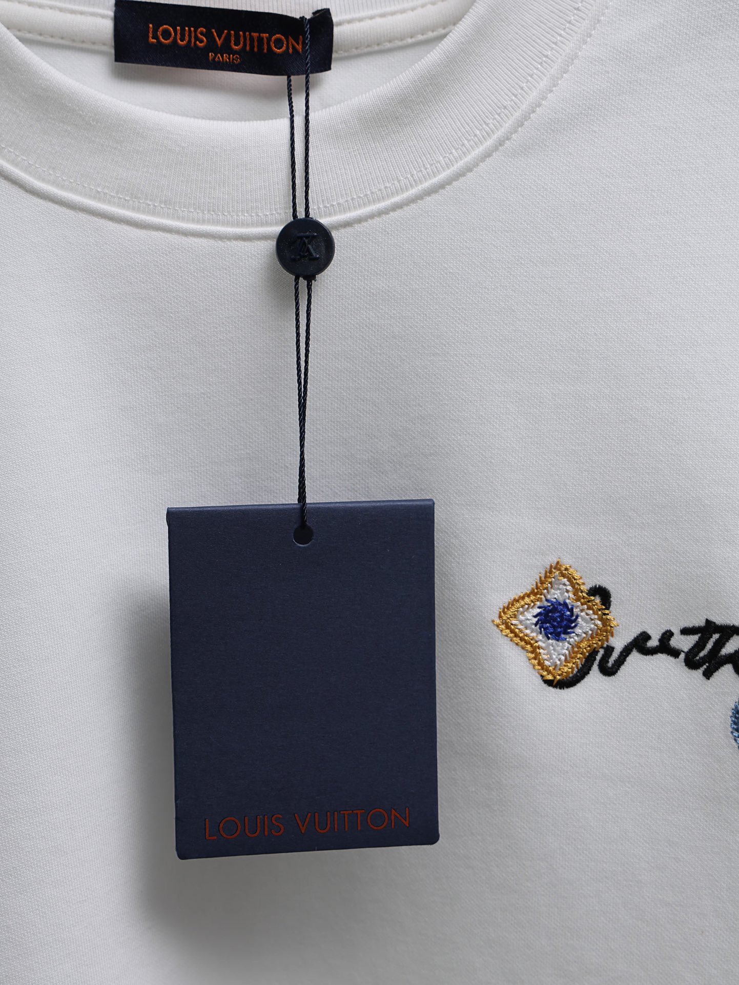 P80 LOUIS VUITTON*
2꯭0꯭2꯭5春夏款上新 ❤️ 
原⌚️高版本 
驴家lv 面料采用320克高密度纯棉 不变形 不缩水 
工艺介绍：双线走位  胸前采用进口绣花机刺绣绣＋后幅特种绣花
颜色：白色
SIZE：M-3XL