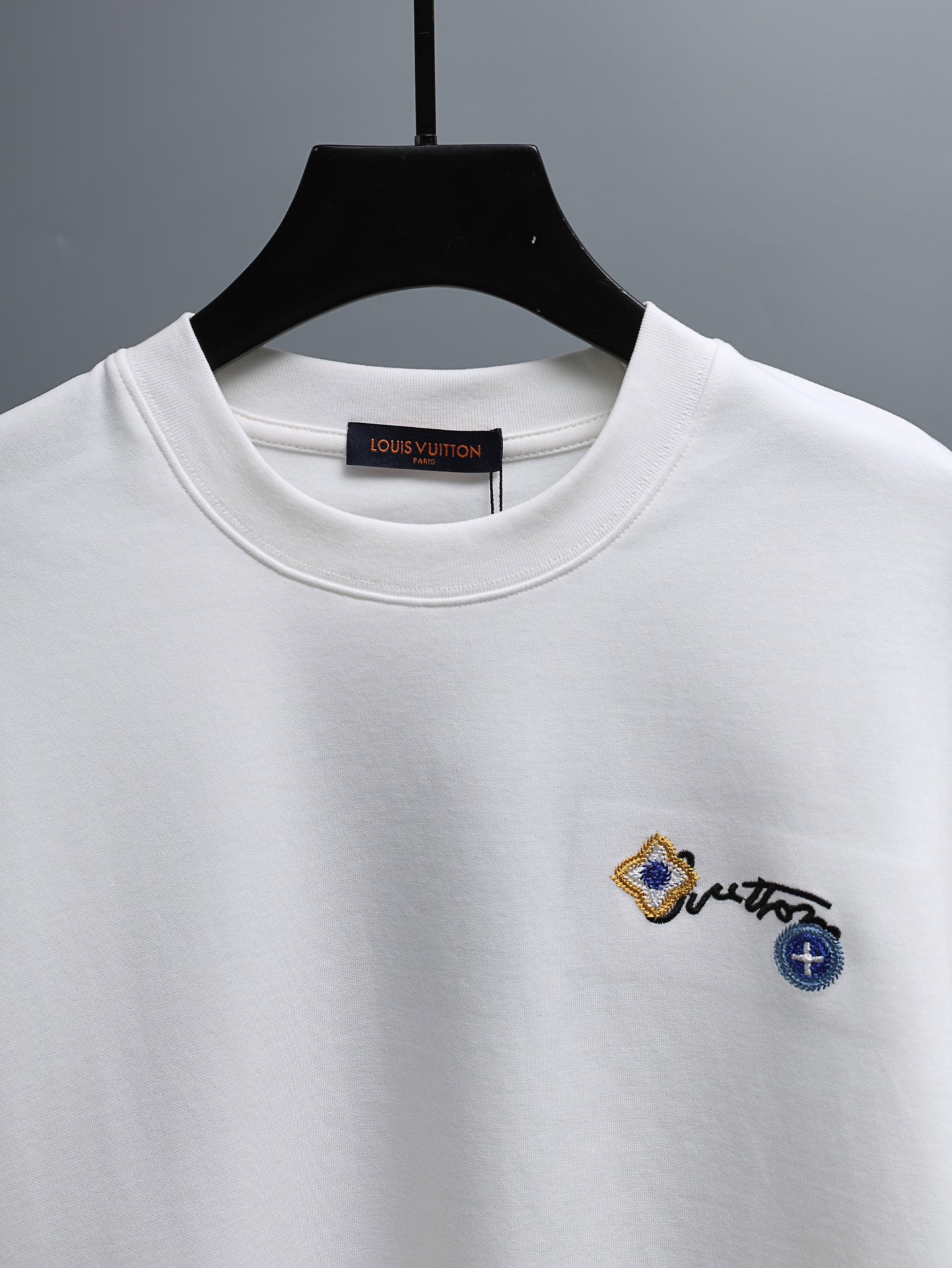 P80 LOUIS VUITTON*
2꯭0꯭2꯭5春夏款上新 ❤️ 
原⌚️高版本 
驴家lv 面料采用320克高密度纯棉 不变形 不缩水 
工艺介绍：双线走位  胸前采用进口绣花机刺绣绣＋后幅特种绣花
颜色：白色
SIZE：M-3XL