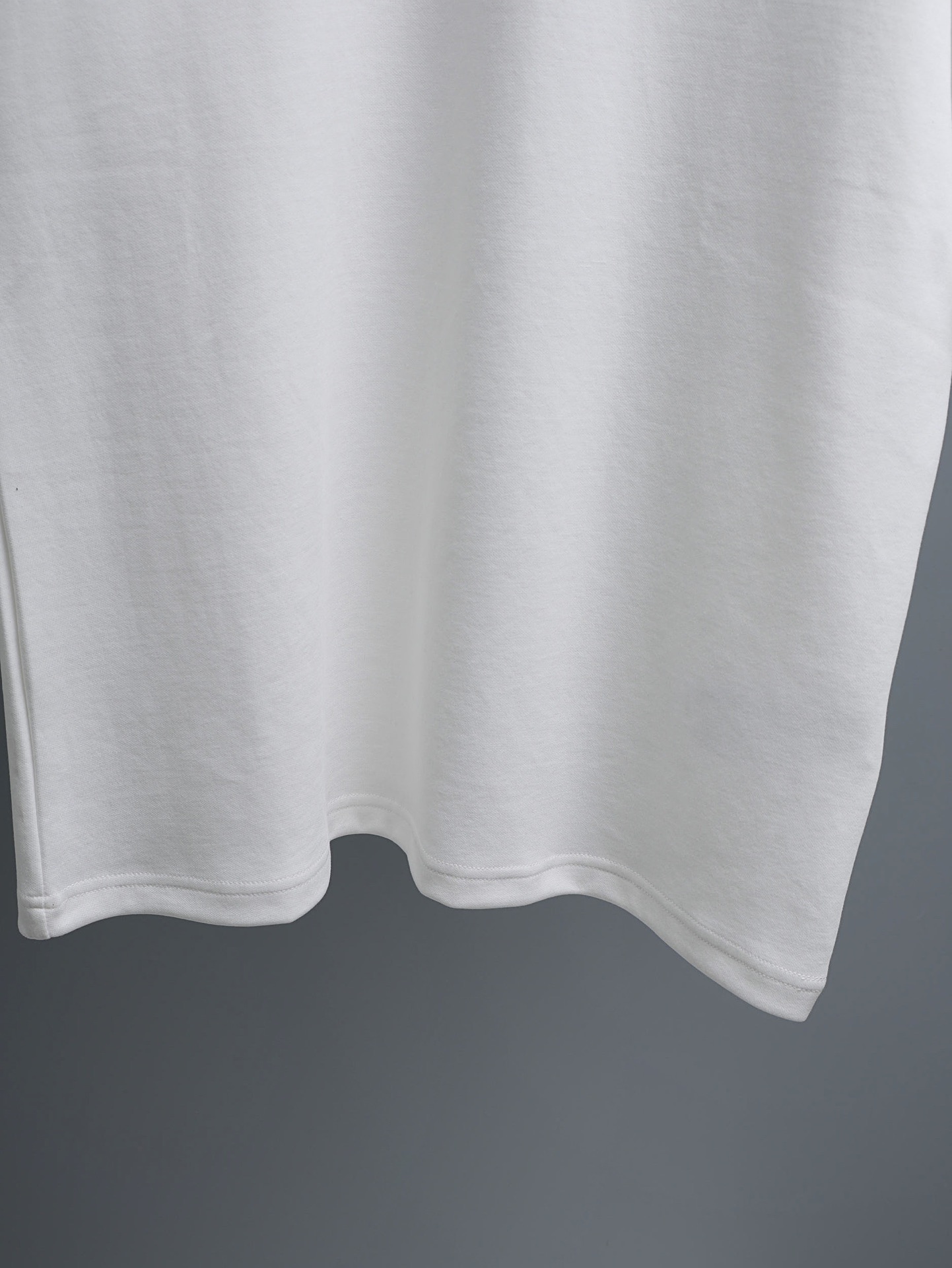 P80 LOUIS VUITTON*
2꯭0꯭2꯭5春夏款上新 ❤️ 
原⌚️高版本 
驴家lv 面料采用320克高密度纯棉 不变形 不缩水 
工艺介绍：双线走位  胸前采用进口绣花机刺绣绣＋后幅特种绣花
颜色：白色
SIZE：M-3XL