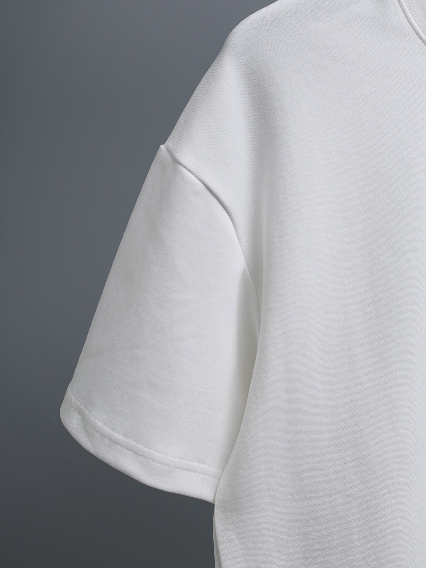 P80 LOUIS VUITTON*
2꯭0꯭2꯭5春夏款上新 ❤️ 
原⌚️高版本 
驴家lv 面料采用320克高密度纯棉 不变形 不缩水 
工艺介绍：双线走位  胸前采用进口绣花机刺绣绣＋后幅特种绣花
颜色：白色
SIZE：M-3XL