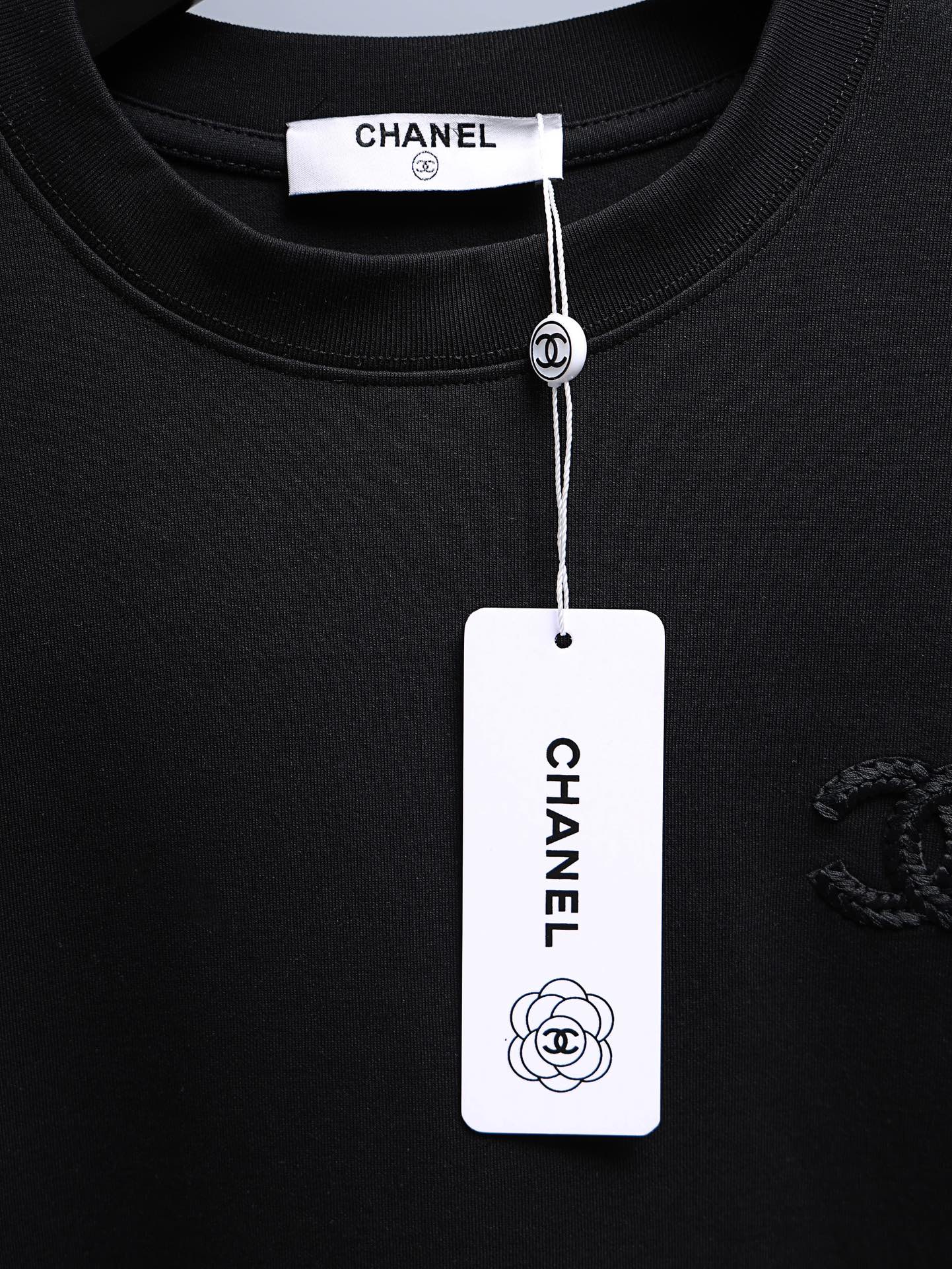 P80 CHANEL香奈儿* 
2꯭0꯭2꯭5秋冬款上新 ❤️ 
原⌚️高版本 限定 面料采用320克高密度纯棉 面料，不变形 不缩水 
工艺介绍：双线走位 胸前 后幅采用重工绳索刺绣🪡工艺
颜色：黑色
SIZE：M-3XL