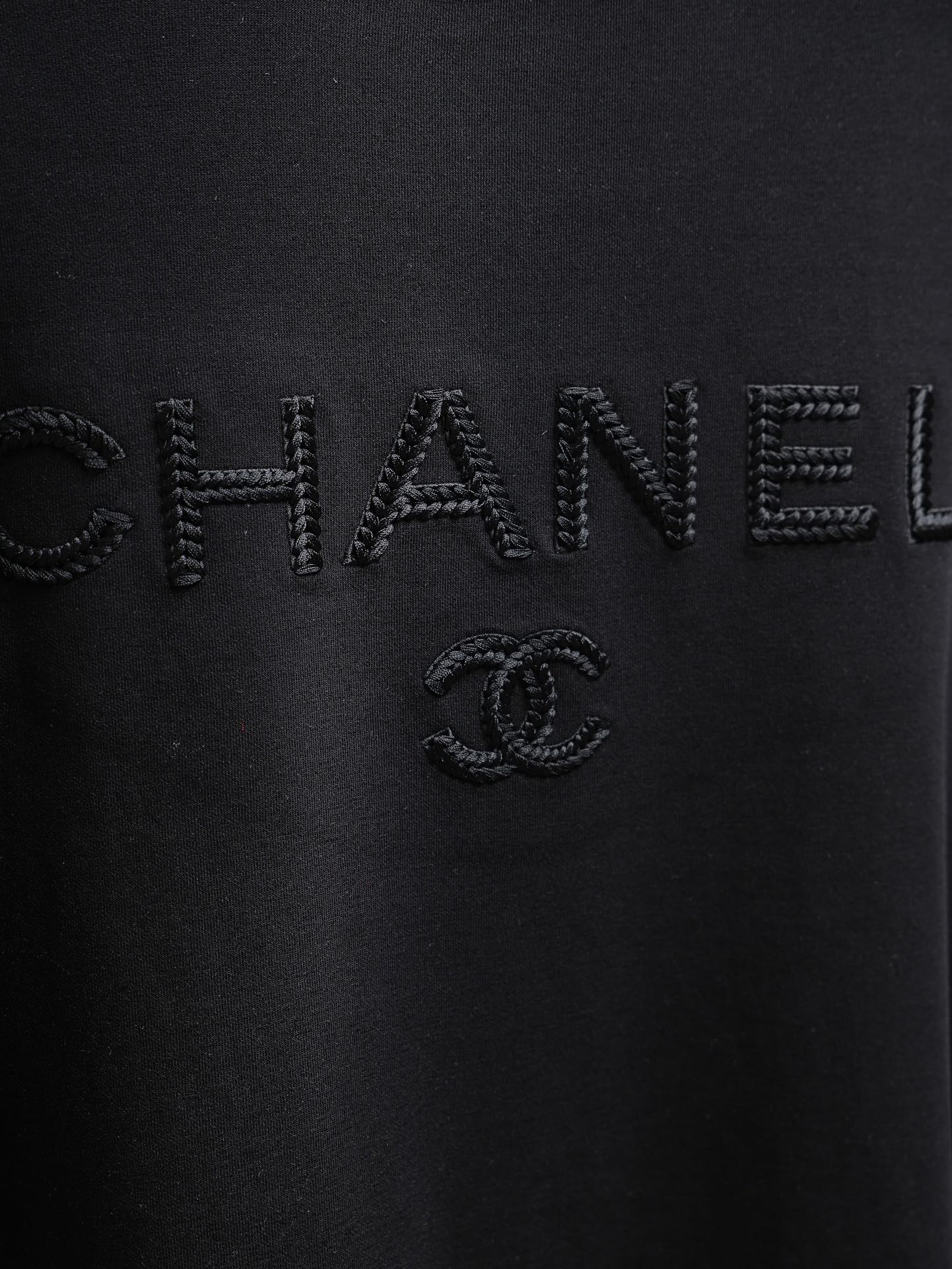 P80 CHANEL香奈儿* 
2꯭0꯭2꯭5秋冬款上新 ❤️ 
原⌚️高版本 限定 面料采用320克高密度纯棉 面料，不变形 不缩水 
工艺介绍：双线走位 胸前 后幅采用重工绳索刺绣🪡工艺
颜色：黑色
SIZE：M-3XL