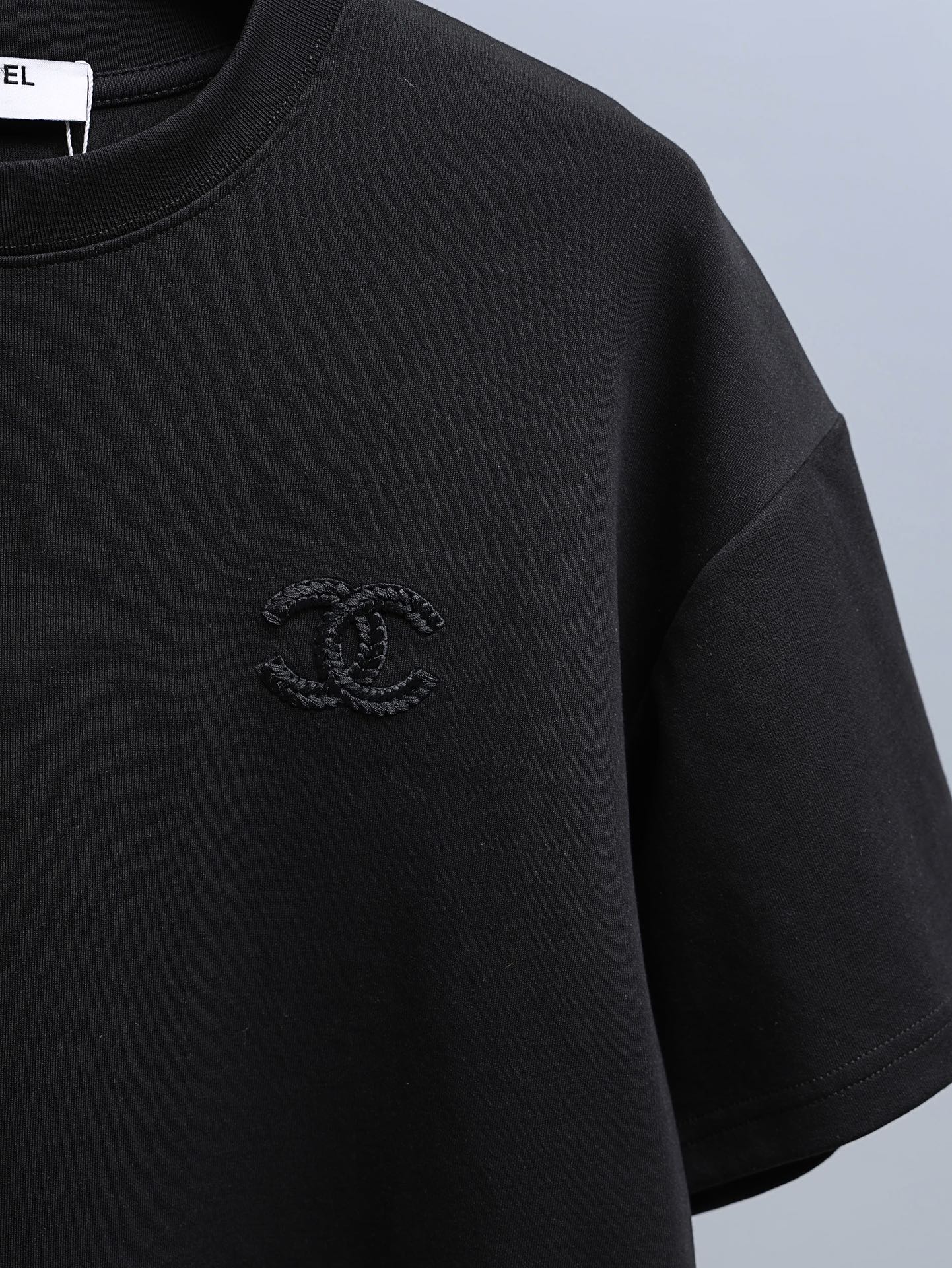 P80 CHANEL香奈儿* 
2꯭0꯭2꯭5秋冬款上新 ❤️ 
原⌚️高版本 限定 面料采用320克高密度纯棉 面料，不变形 不缩水 
工艺介绍：双线走位 胸前 后幅采用重工绳索刺绣🪡工艺
颜色：黑色
SIZE：M-3XL