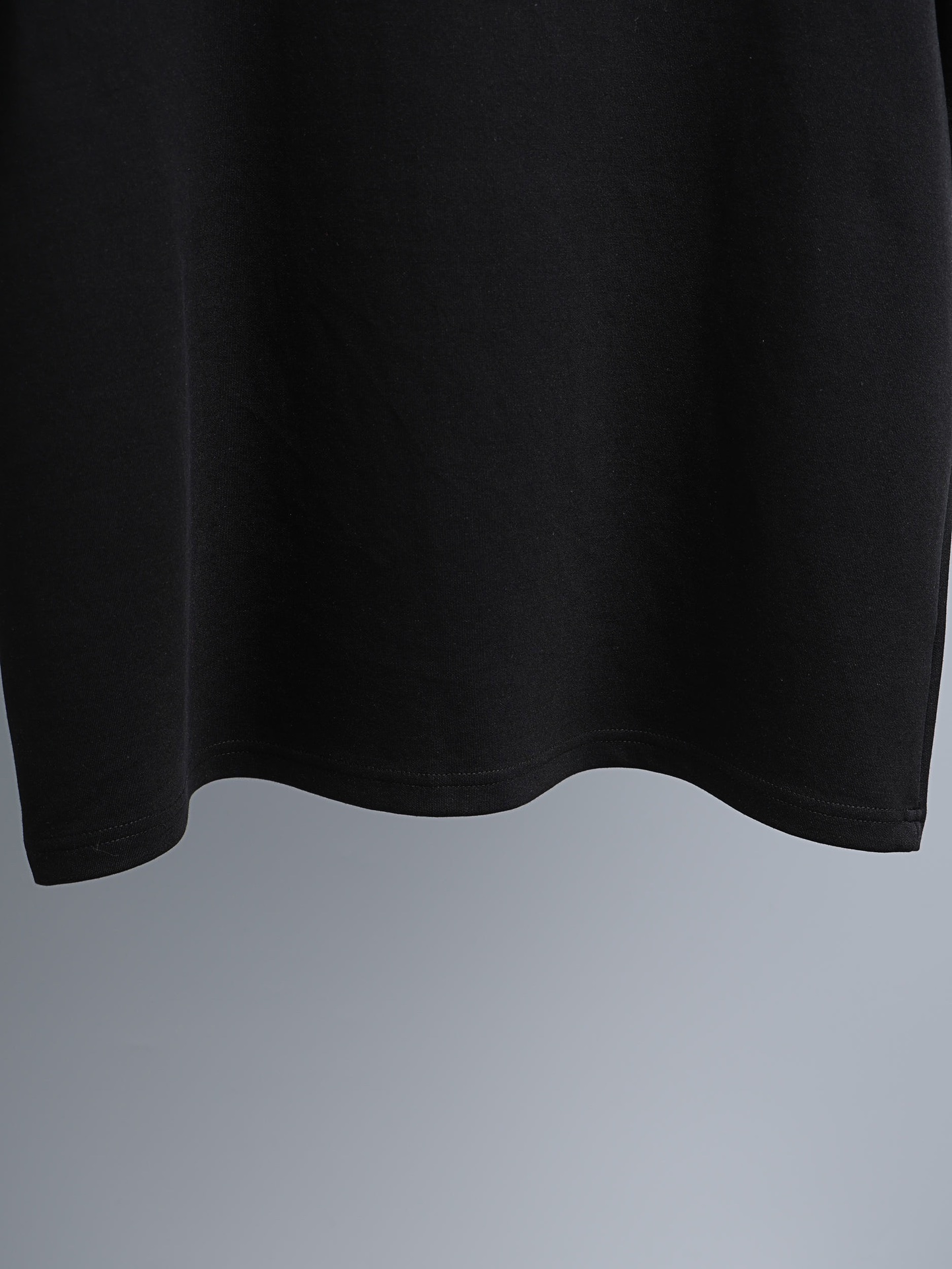 P80 CHANEL香奈儿* 
2꯭0꯭2꯭5秋冬款上新 ❤️ 
原⌚️高版本 限定 面料采用320克高密度纯棉 面料，不变形 不缩水 
工艺介绍：双线走位 胸前 后幅采用重工绳索刺绣🪡工艺
颜色：黑色
SIZE：M-3XL