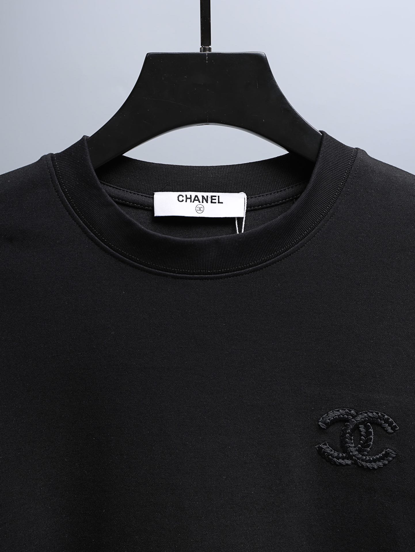 P80 CHANEL香奈儿* 
2꯭0꯭2꯭5秋冬款上新 ❤️ 
原⌚️高版本 限定 面料采用320克高密度纯棉 面料，不变形 不缩水 
工艺介绍：双线走位 胸前 后幅采用重工绳索刺绣🪡工艺
颜色：黑色
SIZE：M-3XL