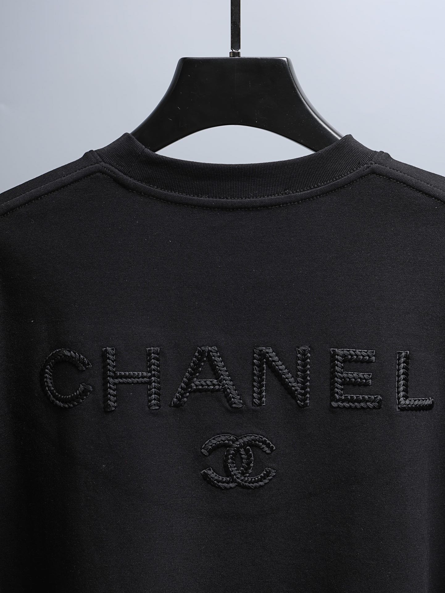 P80 CHANEL香奈儿* 
2꯭0꯭2꯭5秋冬款上新 ❤️ 
原⌚️高版本 限定 面料采用320克高密度纯棉 面料，不变形 不缩水 
工艺介绍：双线走位 胸前 后幅采用重工绳索刺绣🪡工艺
颜色：黑色
SIZE：M-3XL