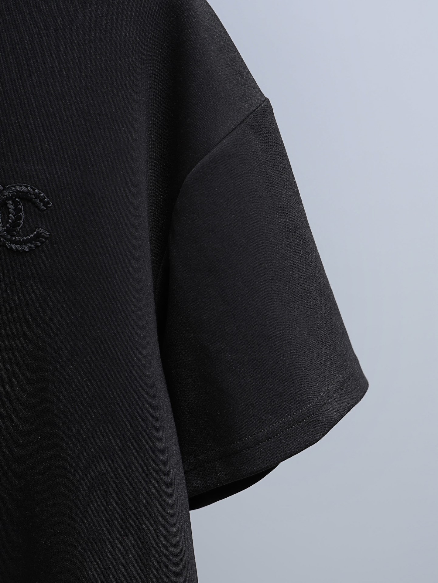 P80 CHANEL香奈儿* 
2꯭0꯭2꯭5秋冬款上新 ❤️ 
原⌚️高版本 限定 面料采用320克高密度纯棉 面料，不变形 不缩水 
工艺介绍：双线走位 胸前 后幅采用重工绳索刺绣🪡工艺
颜色：黑色
SIZE：M-3XL