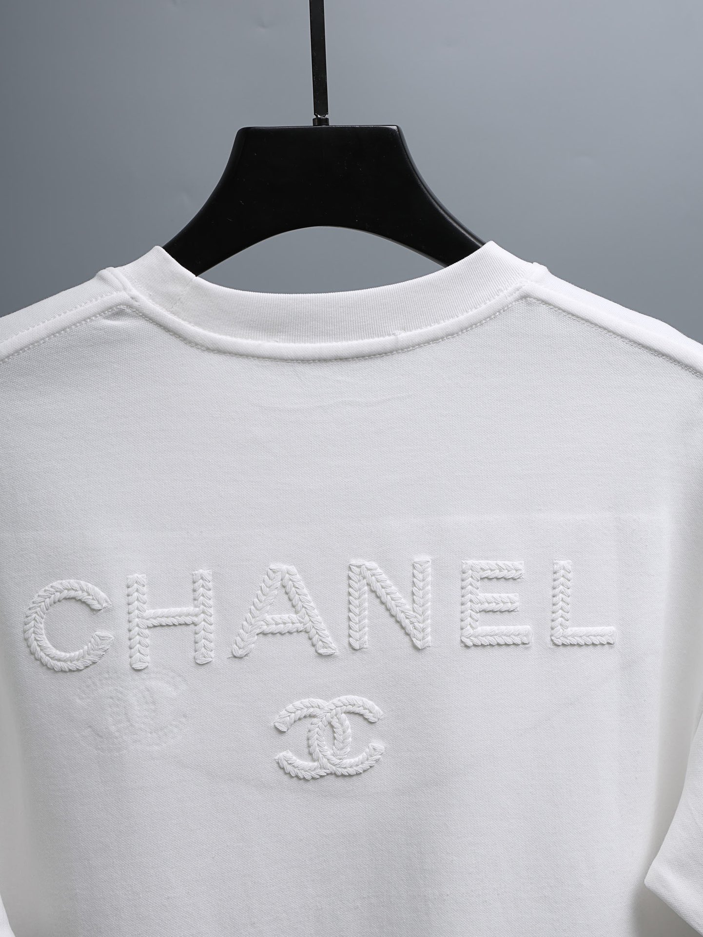 P80 CHANEL香奈儿* 
2꯭0꯭2꯭5秋冬款上新 ❤️ 
原⌚️高版本 限定 面料采用320克高密度纯棉 面料，不变形 不缩水 
工艺介绍：双线走位 胸前 后幅采用重工绳索刺绣🪡工艺
颜色：白色
SIZE：M-3XL