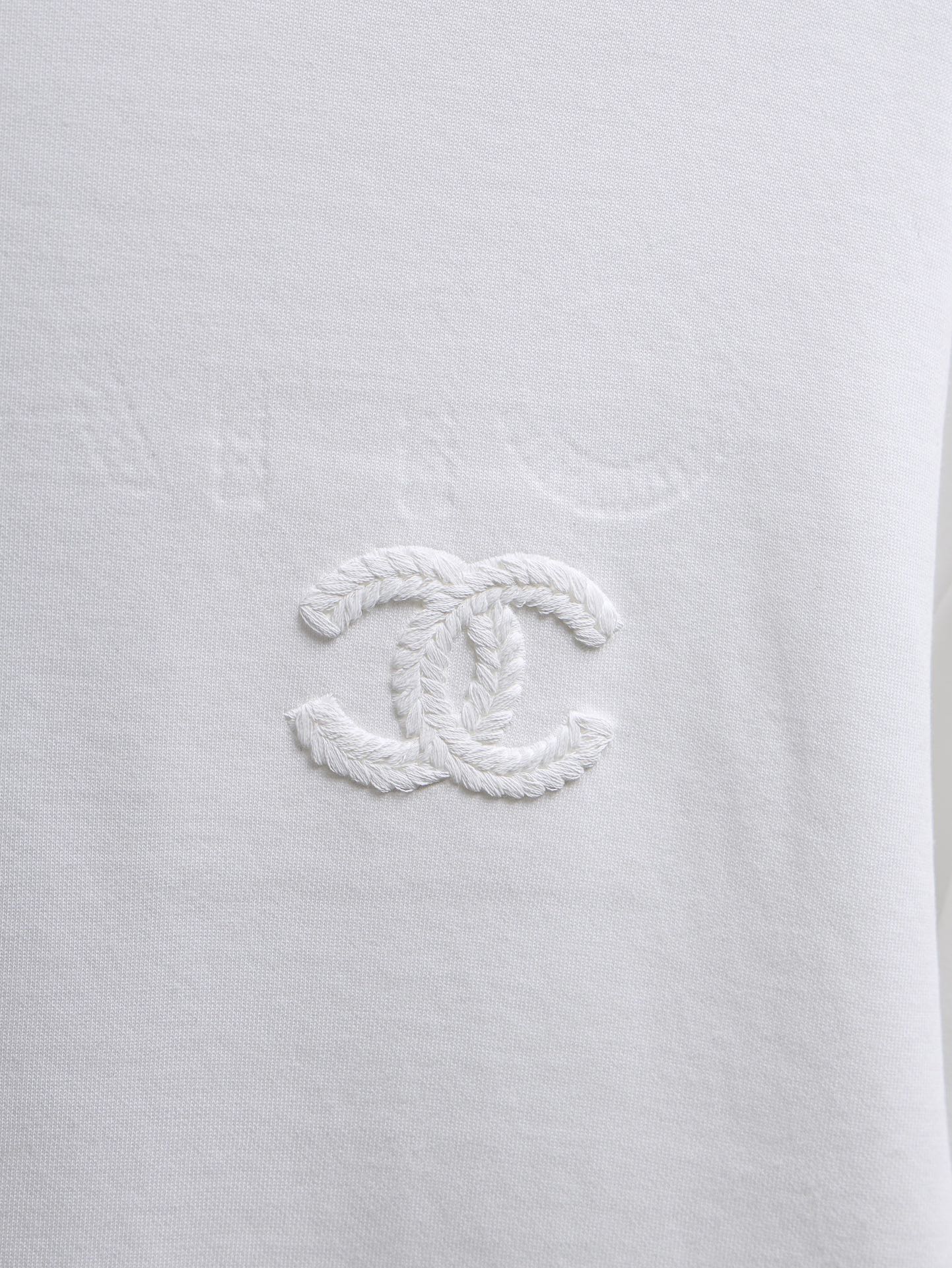 P80 CHANEL香奈儿* 
2꯭0꯭2꯭5秋冬款上新 ❤️ 
原⌚️高版本 限定 面料采用320克高密度纯棉 面料，不变形 不缩水 
工艺介绍：双线走位 胸前 后幅采用重工绳索刺绣🪡工艺
颜色：白色
SIZE：M-3XL