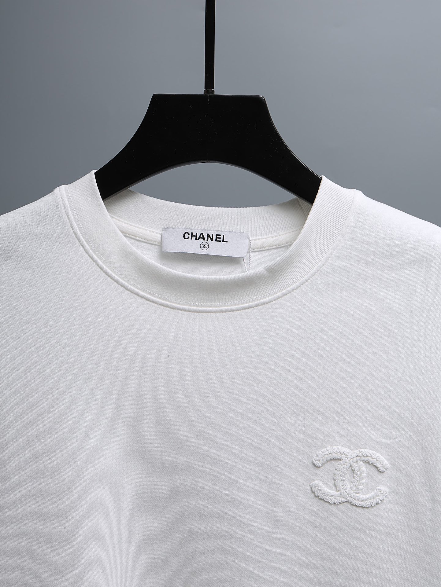 P80 CHANEL香奈儿* 
2꯭0꯭2꯭5秋冬款上新 ❤️ 
原⌚️高版本 限定 面料采用320克高密度纯棉 面料，不变形 不缩水 
工艺介绍：双线走位 胸前 后幅采用重工绳索刺绣🪡工艺
颜色：白色
SIZE：M-3XL