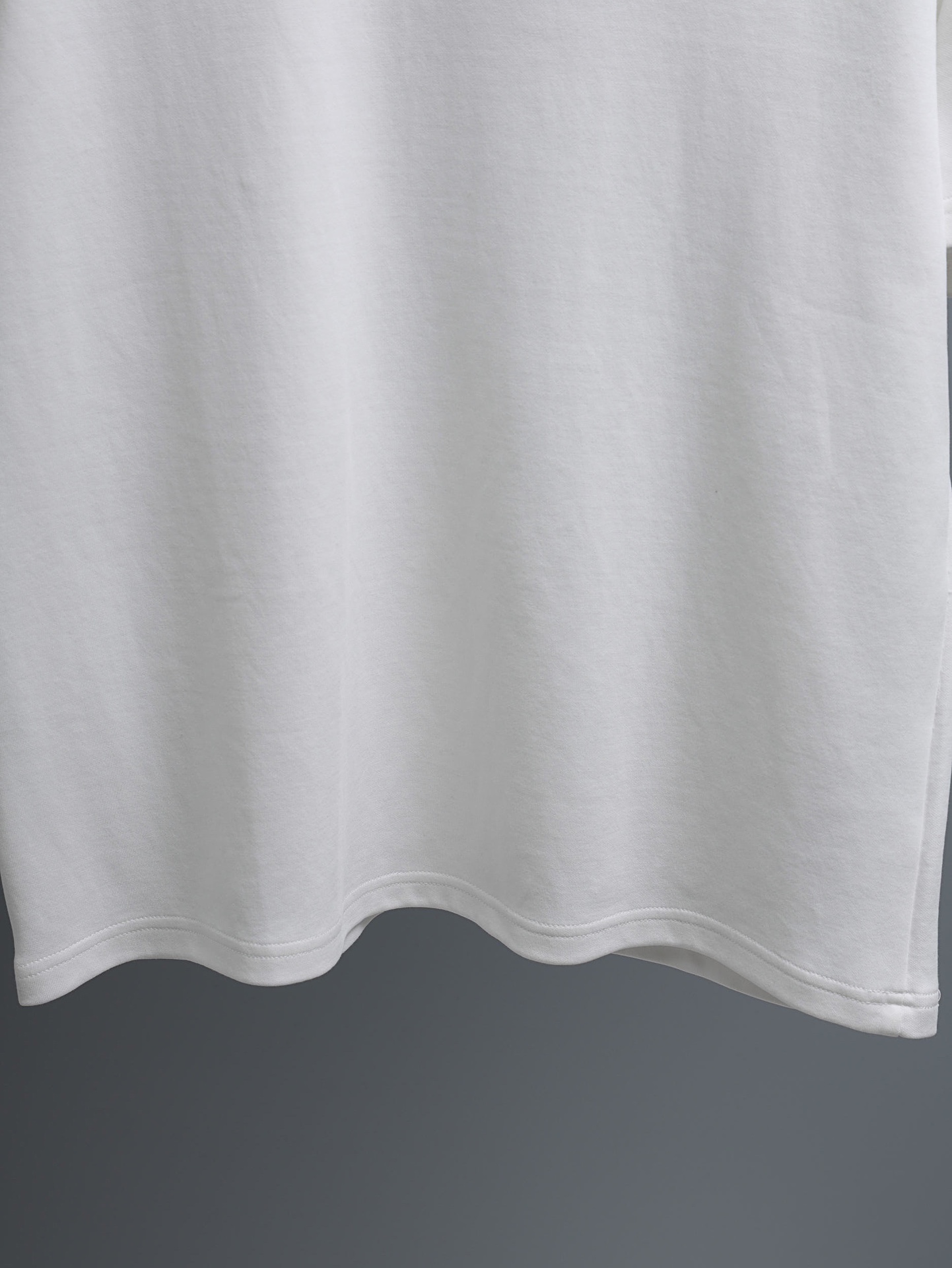 P80 CHANEL香奈儿* 
2꯭0꯭2꯭5秋冬款上新 ❤️ 
原⌚️高版本 限定 面料采用320克高密度纯棉 面料，不变形 不缩水 
工艺介绍：双线走位 胸前 后幅采用重工绳索刺绣🪡工艺
颜色：白色
SIZE：M-3XL