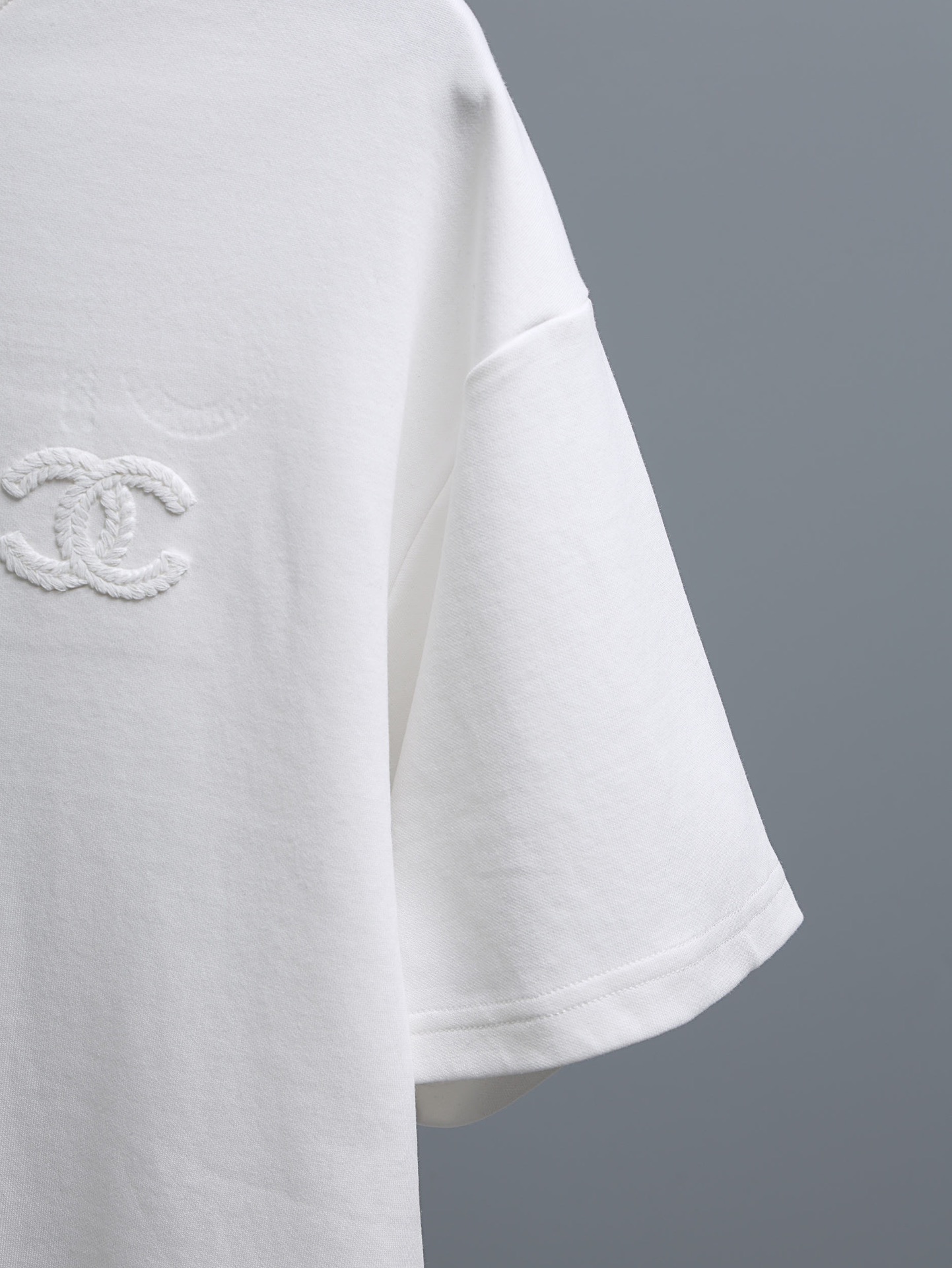 P80 CHANEL香奈儿* 
2꯭0꯭2꯭5秋冬款上新 ❤️ 
原⌚️高版本 限定 面料采用320克高密度纯棉 面料，不变形 不缩水 
工艺介绍：双线走位 胸前 后幅采用重工绳索刺绣🪡工艺
颜色：白色
SIZE：M-3XL