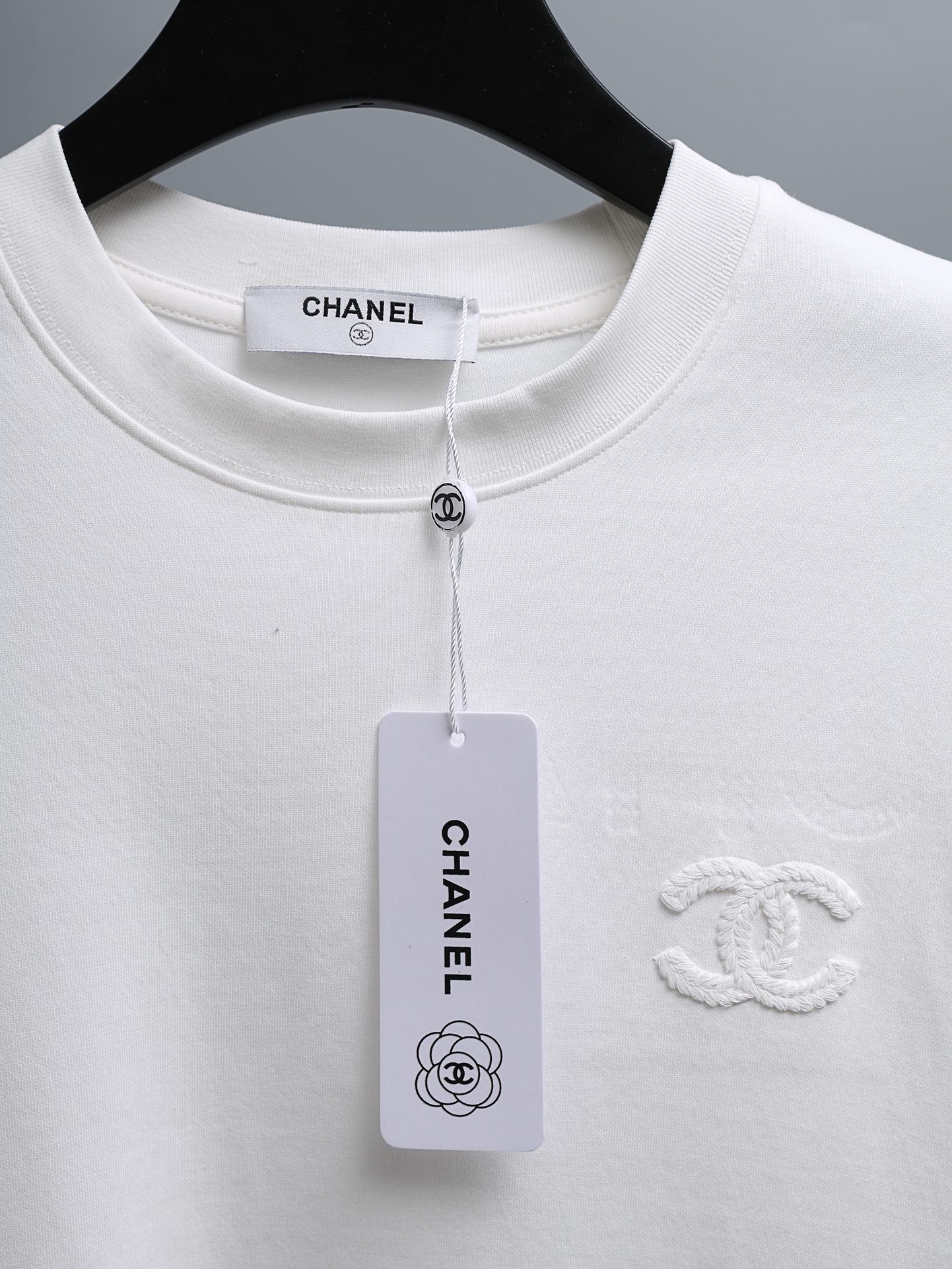 P80 CHANEL香奈儿* 
2꯭0꯭2꯭5秋冬款上新 ❤️ 
原⌚️高版本 限定 面料采用320克高密度纯棉 面料，不变形 不缩水 
工艺介绍：双线走位 胸前 后幅采用重工绳索刺绣🪡工艺
颜色：白色
SIZE：M-3XL